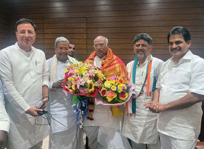 Siddararamaiah, Shivakumar to reach Delhi to discuss Cabinet formation with Congress top brass Siddararamaiah, Shivakumar to reach Delhi to discuss Cabinet formation with Congress top brass