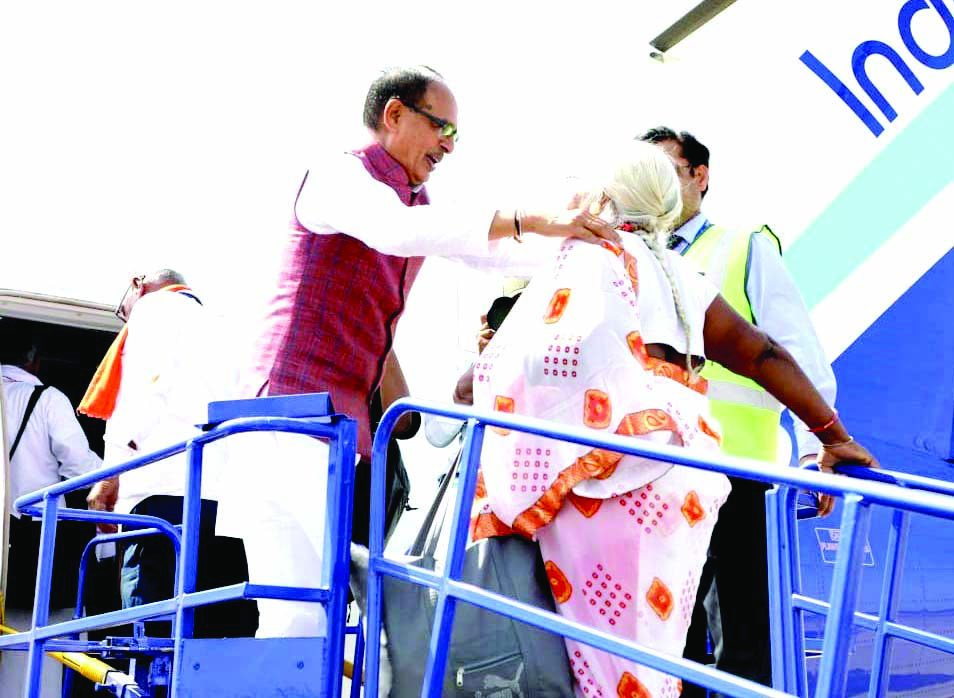 MP CM Chouhan flags off first flight on pilgrimage to Prayagraj MP CM Chouhan flags off first flight on pilgrimage to Prayagraj