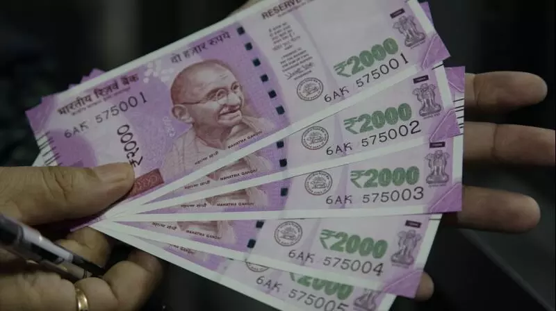 RBI urges banks to provide shade and water to those exchanging or depositing Rs 2,000 notes