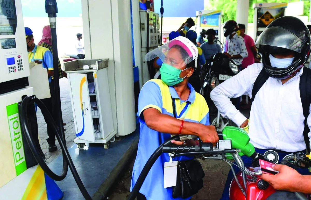 Cash sales at petrol pump up 90% as buyers rush to use `2,000 notes Cash sales at petrol pump up 90% as buyers rush to use `2,000 notes