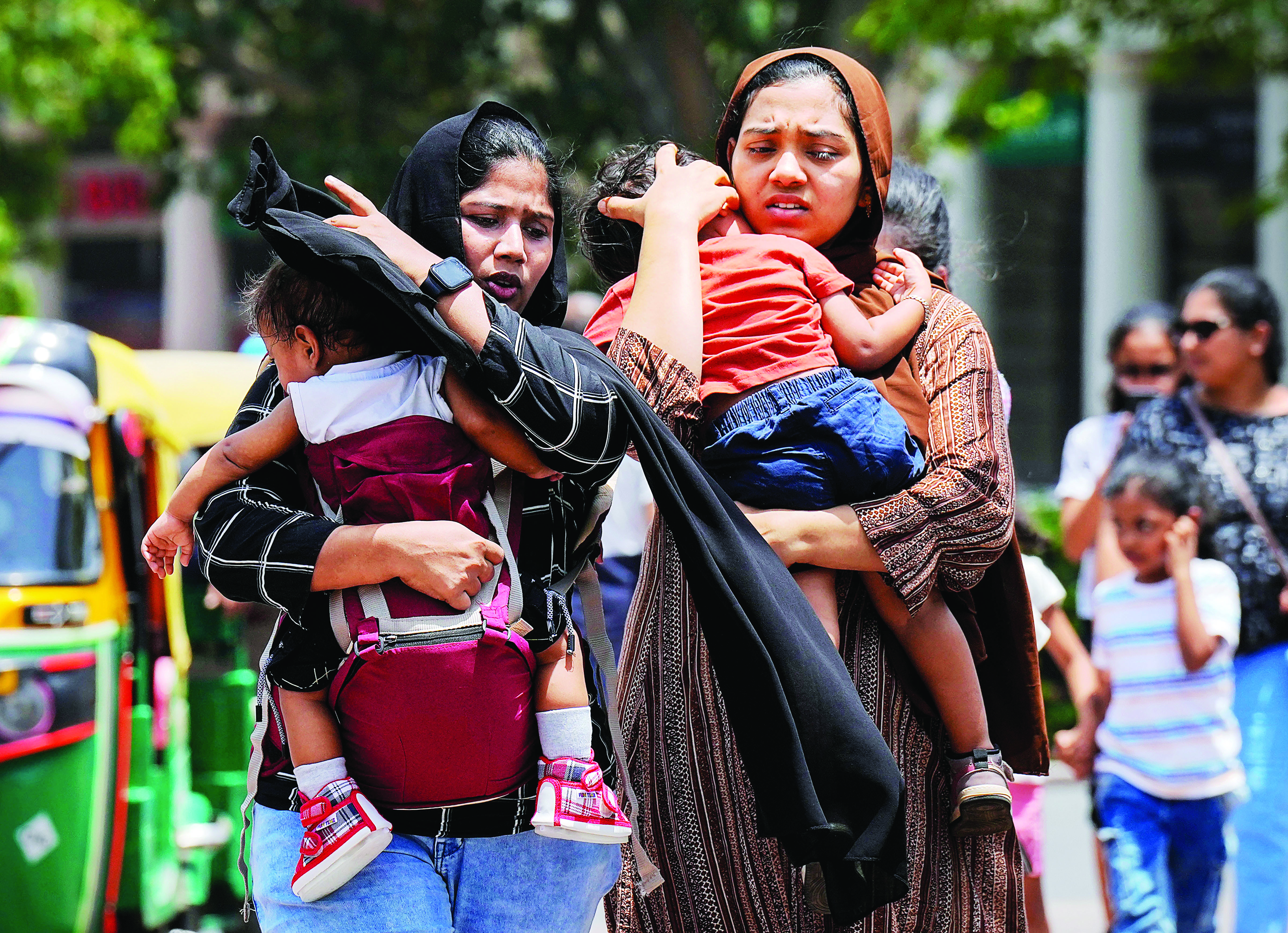 Blistering heat sweeps city, strains power grids Blistering heat sweeps city, strains power grids