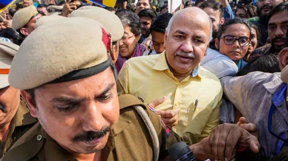 AAP claims policeman misbehaved with Manish Sisodia, Delhi Police dismisses charge AAP claims policeman misbehaved with Manish Sisodia, Delhi Police dismisses charge