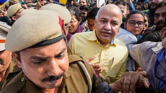 AAP claims policeman misbehaved with Manish Sisodia, Delhi Police dismisses charge
