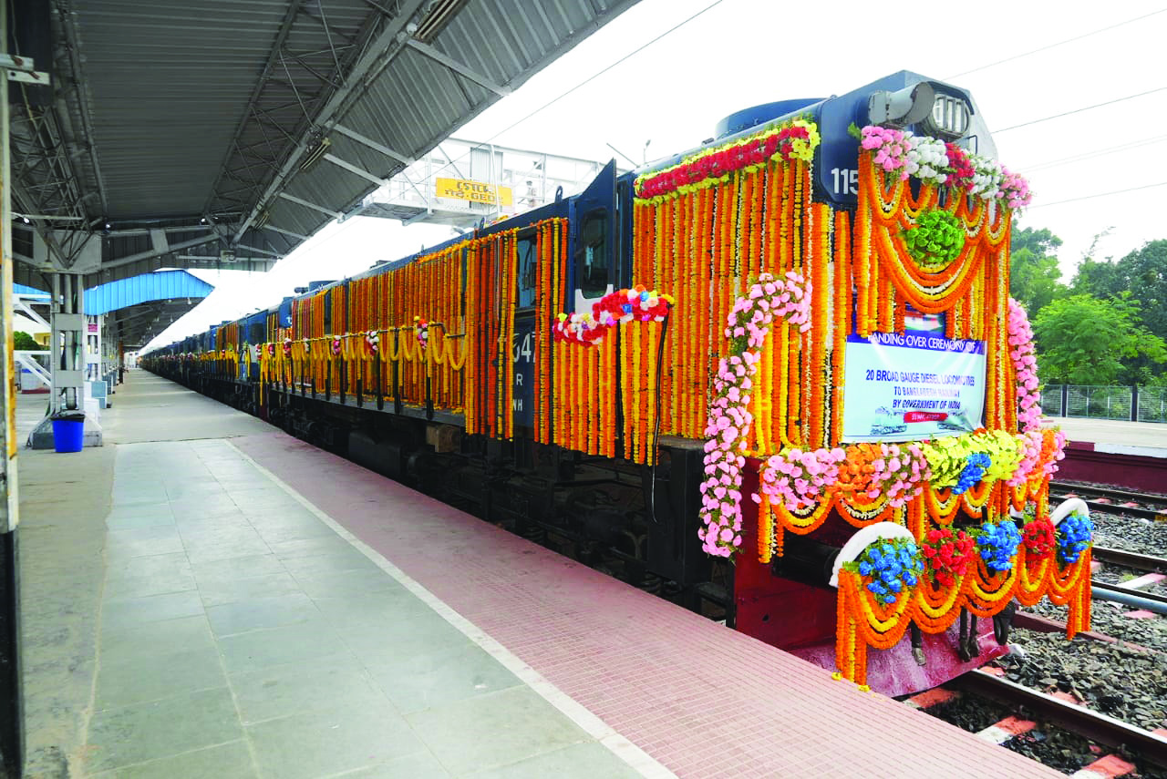 India hands over 20 broad gauge diesel locomotives to Bangladesh India hands over 20 broad gauge diesel locomotives to Bangladesh