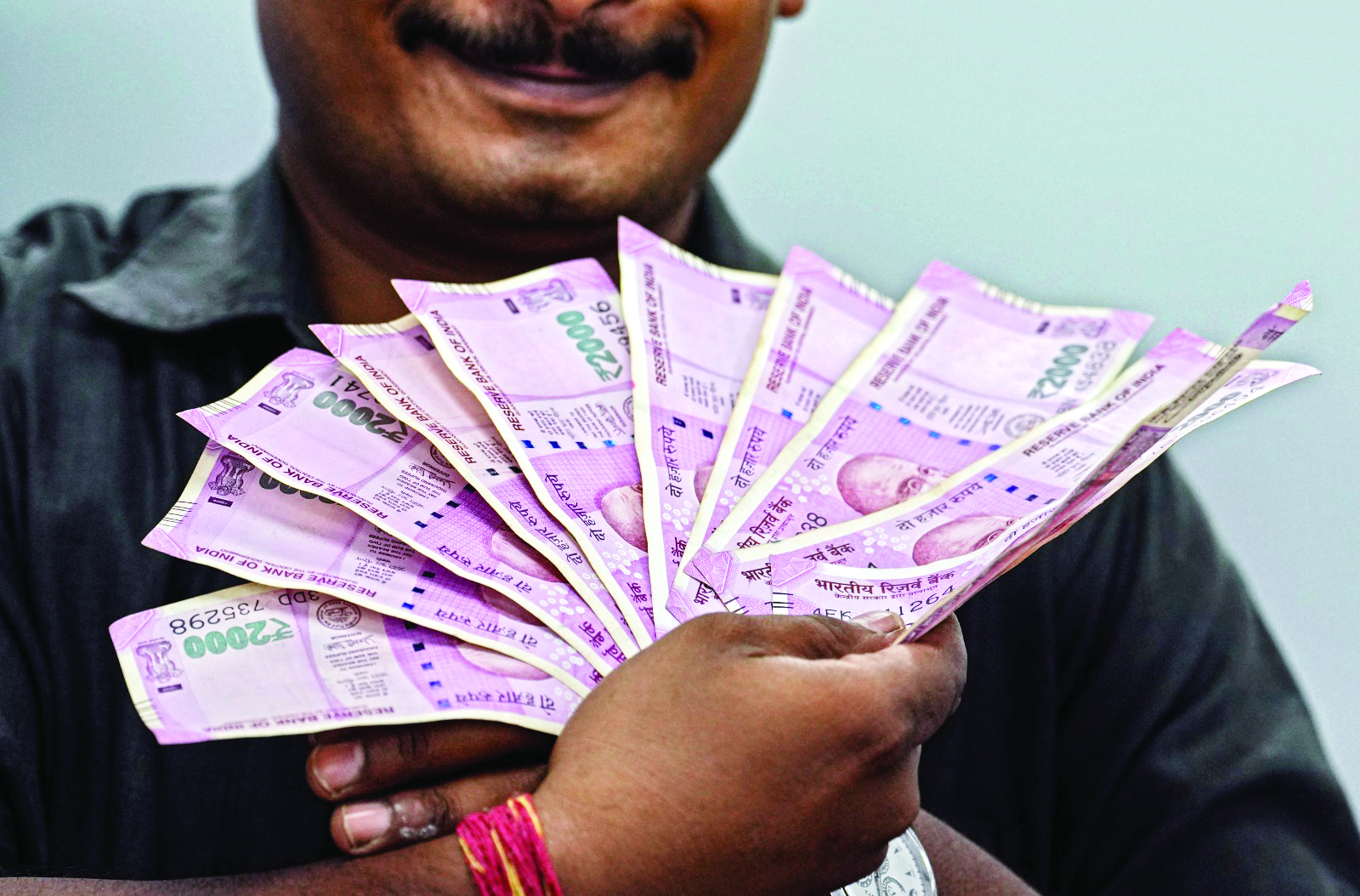 Chaos, confusion on 1st day of Rs 2K note exchange in Capital Chaos, confusion on 1st day of Rs 2K note exchange in Capital
