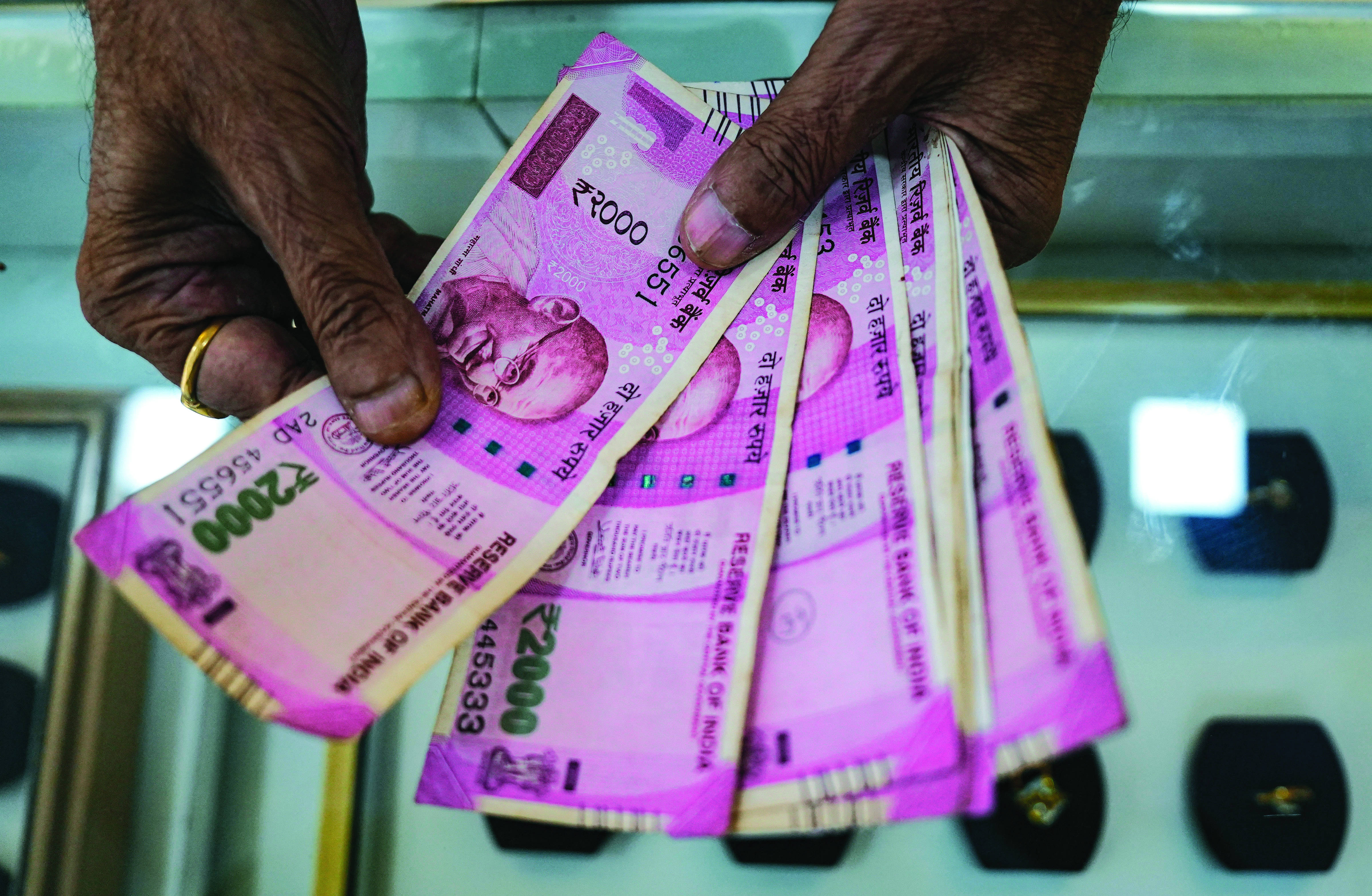 2nd day of Rs 2000 note exchange: Some banks run out of cash for swap