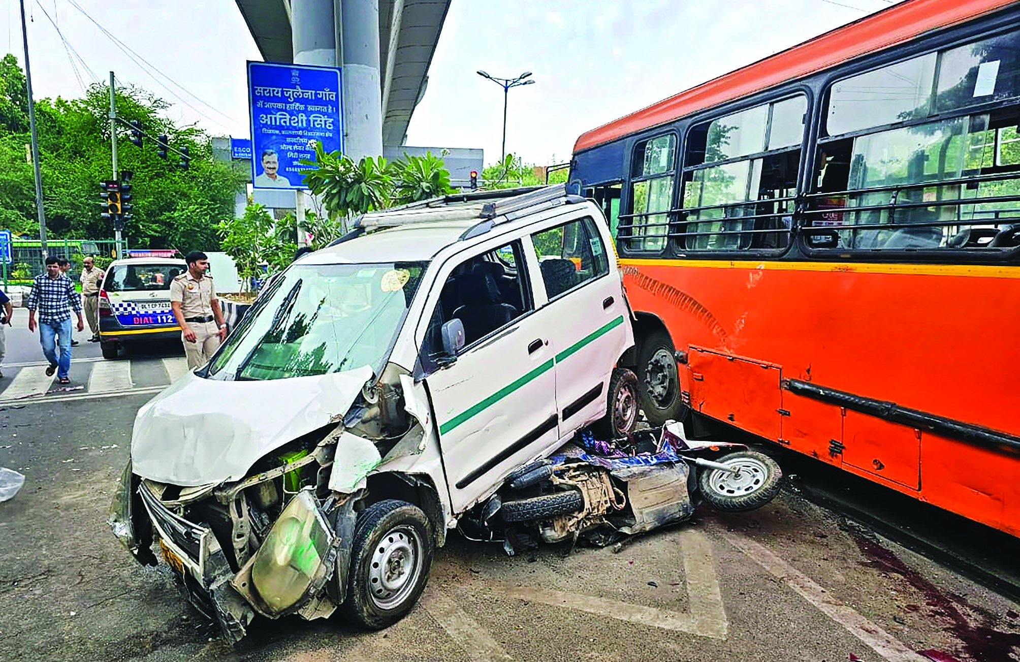 Auto driver dies in multi-vehicle crash in city’s New Friends Colony