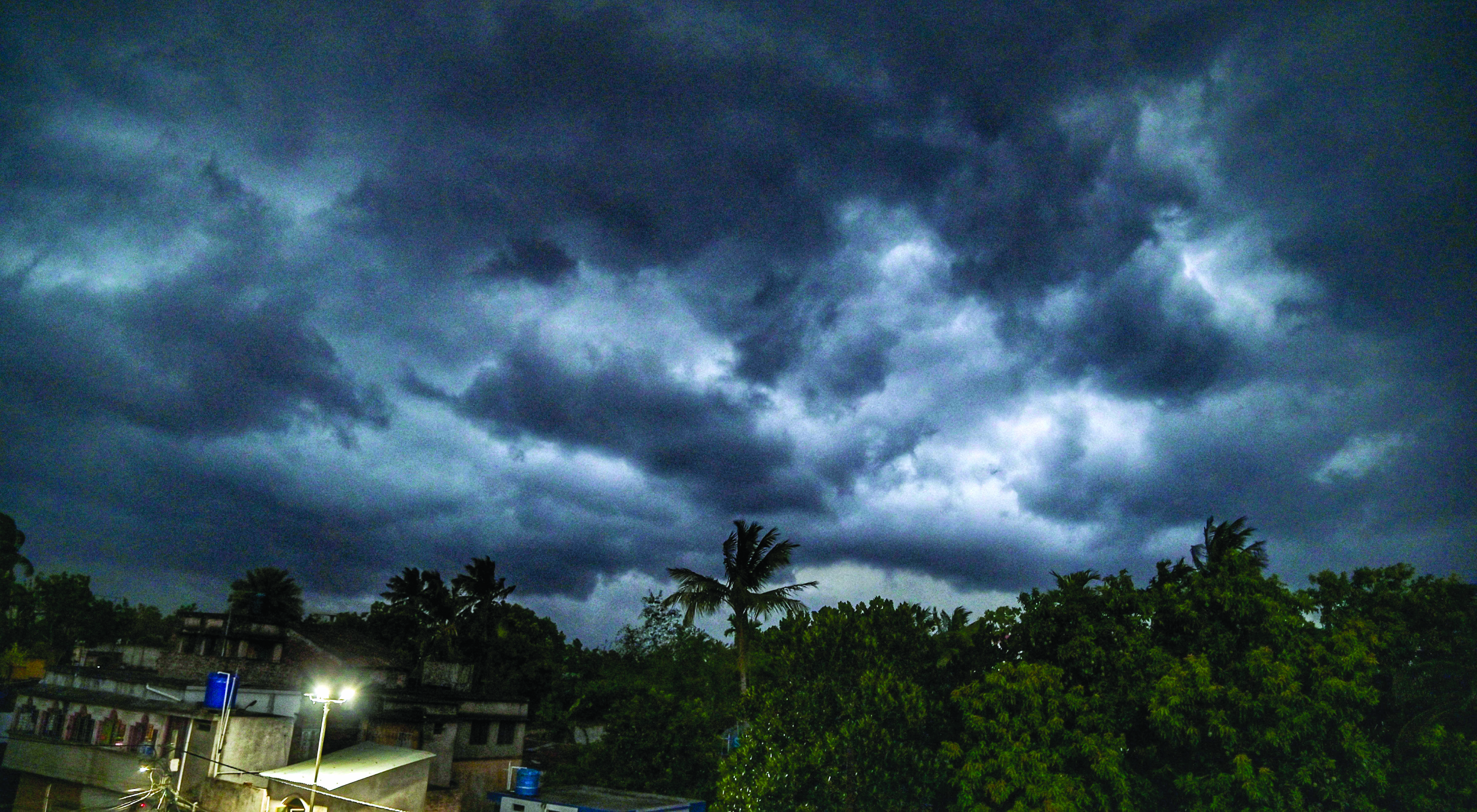Mercury to soar; thundershowers, lightning to continue