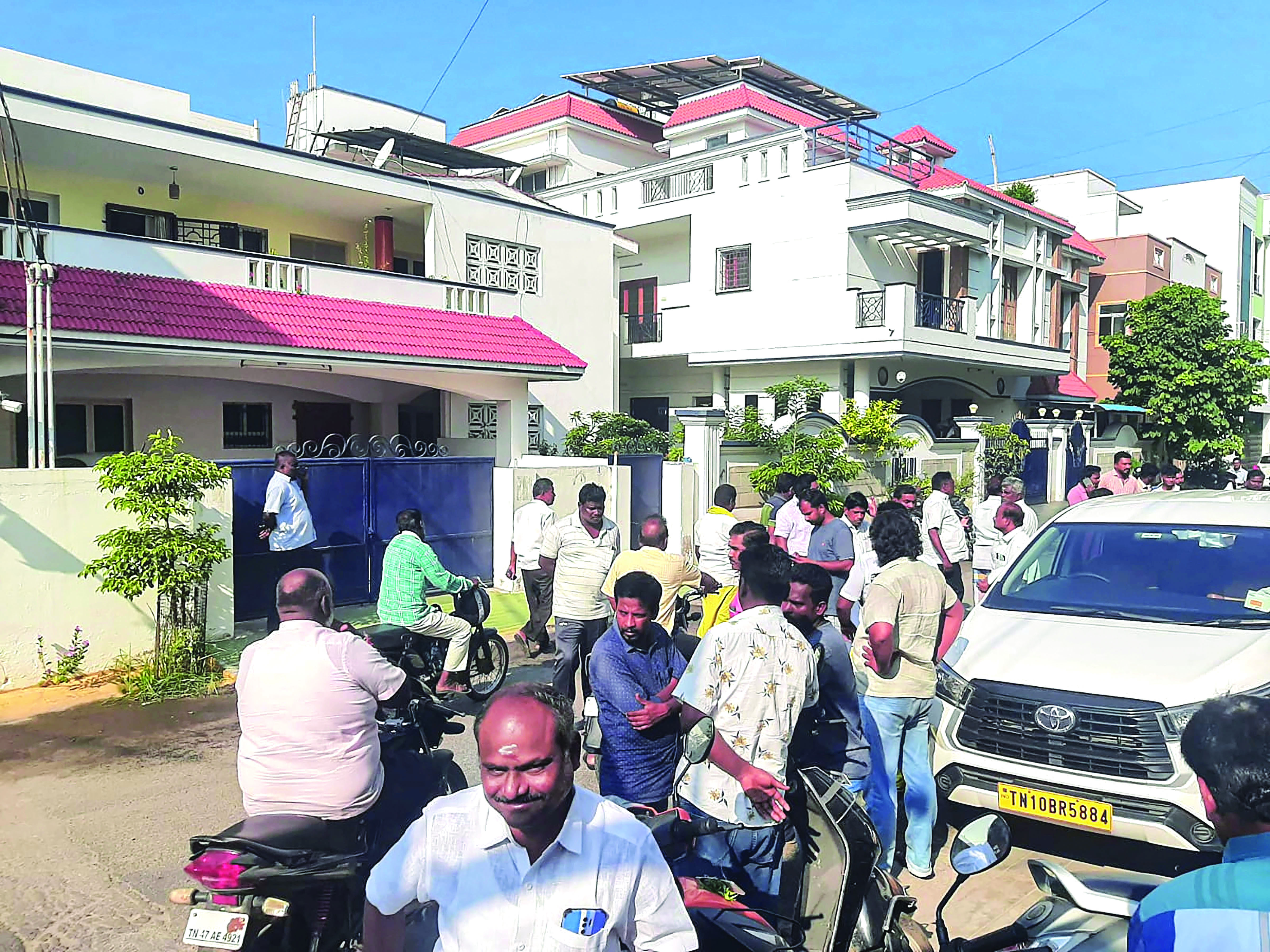 I-T searches premises of individuals linked to TN Minister Senthil Balaji I-T searches premises of individuals linked to TN Minister Senthil Balaji