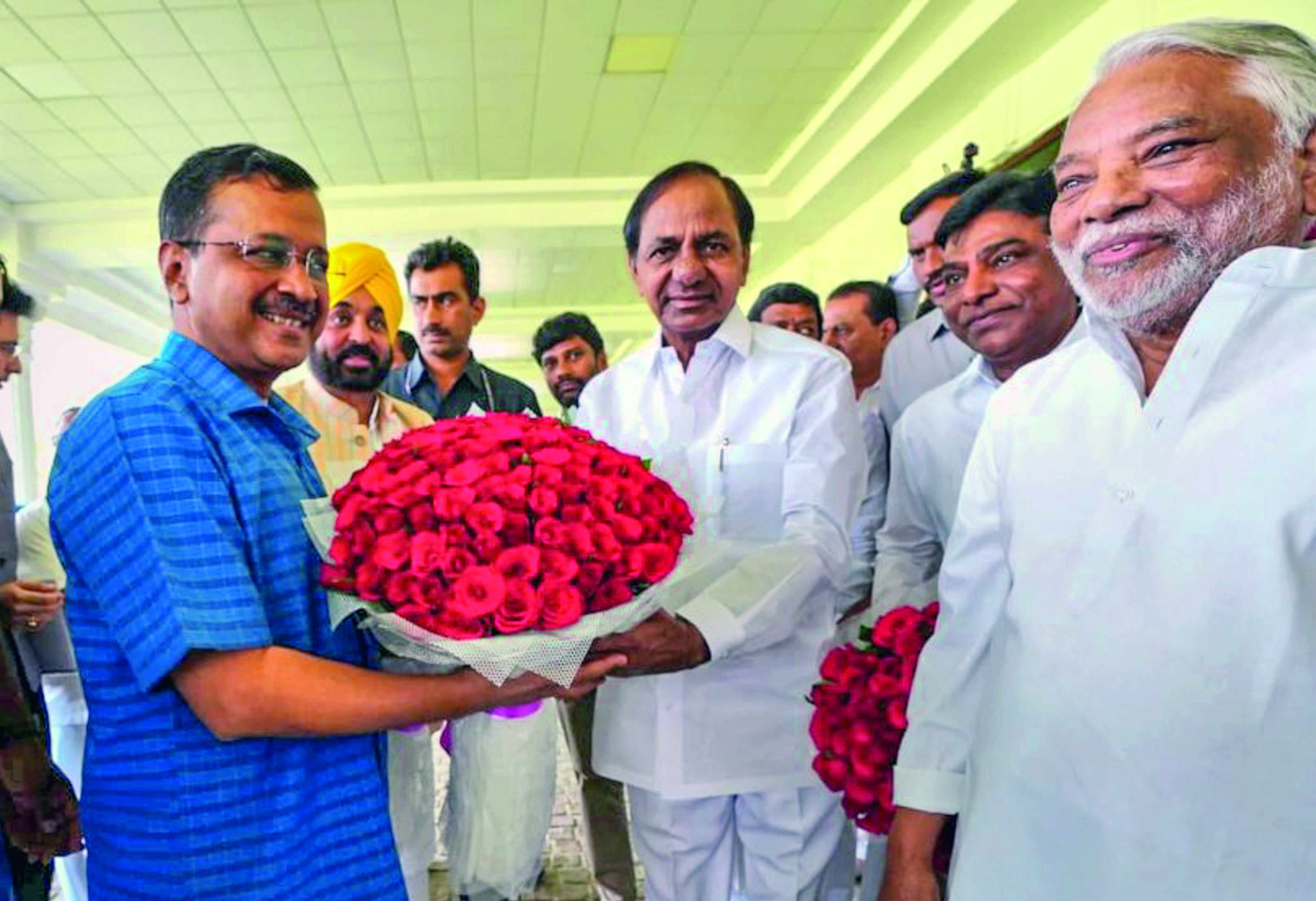 KCR backs Kejriwal in fight against Delhi ordinance KCR backs Kejriwal in fight against Delhi ordinance