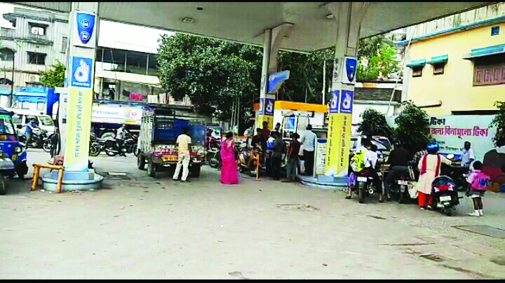 Petrol pumps in city struggle to pay change of Rs 2000 notes