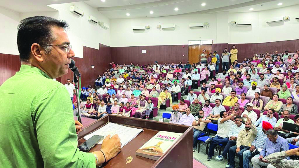 Aman Arora felicitates students