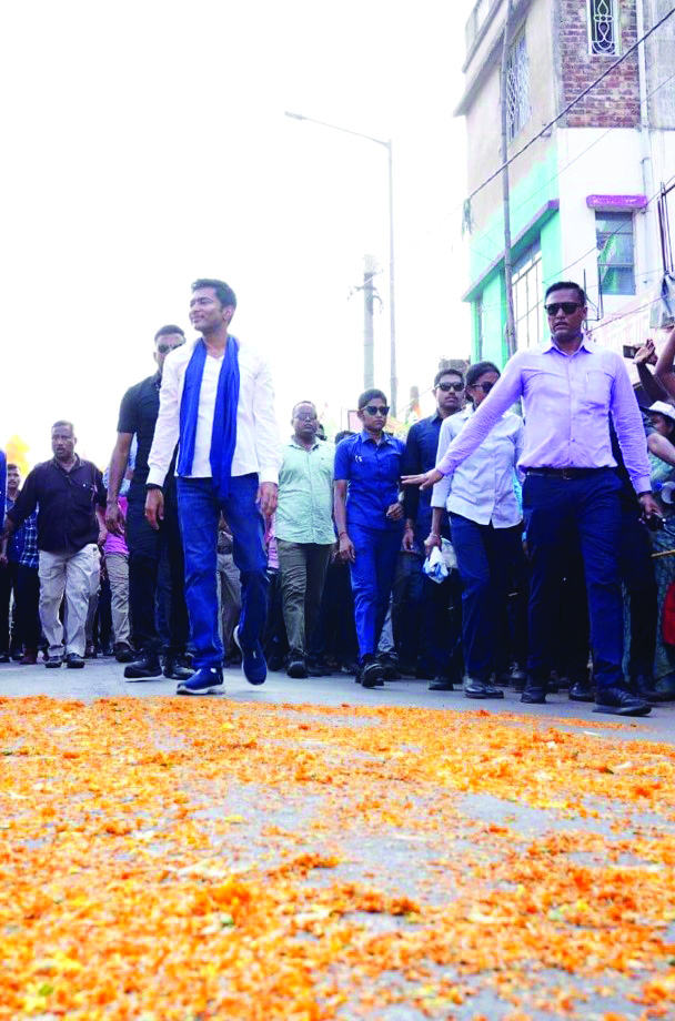 Abhishek takes part in 20-km-long road show in Nandigram Abhishek takes part in 20-km-long road show in Nandigram