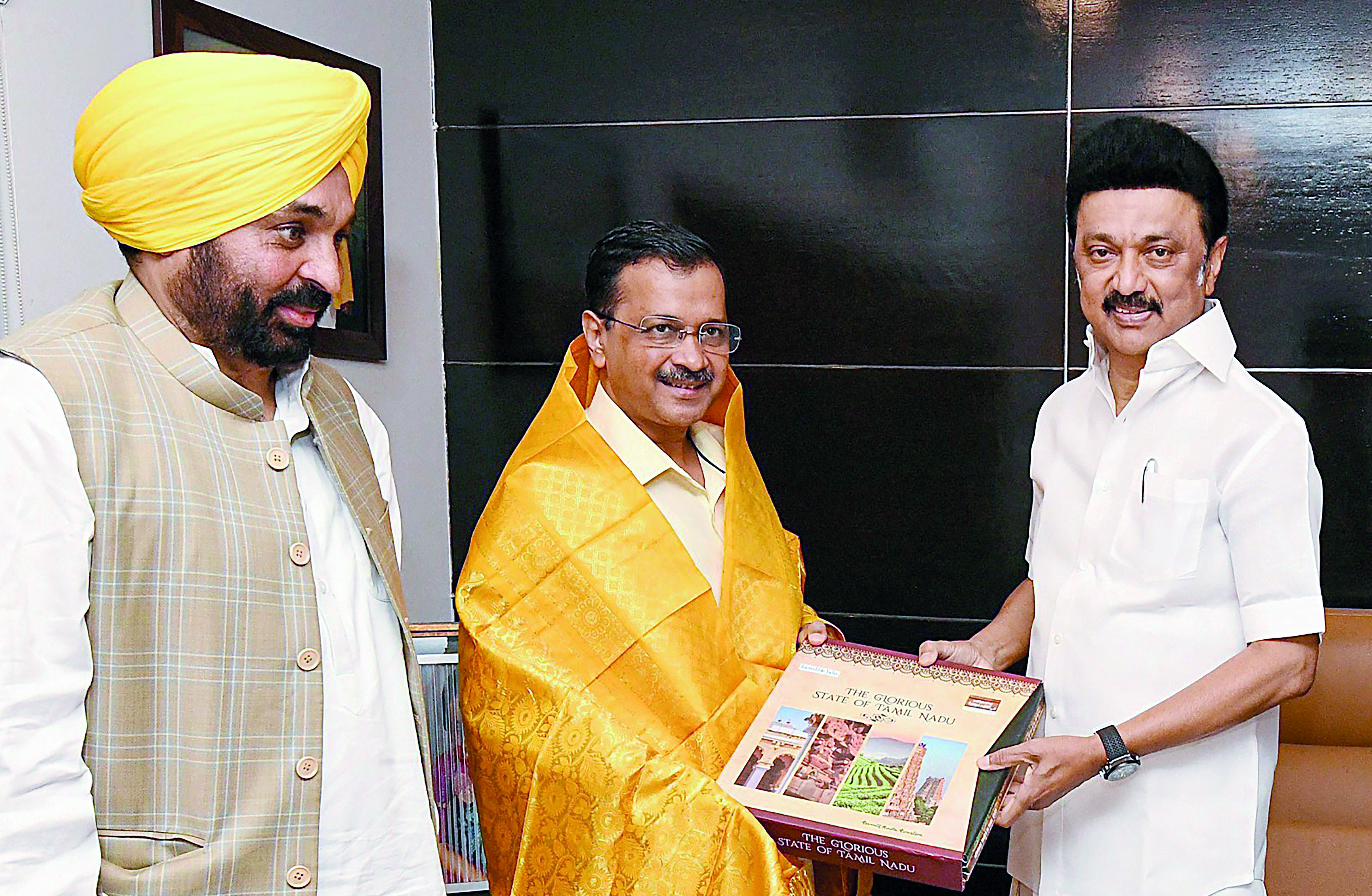 Kejriwal meets Stalin; TN CM says DMK will strongly oppose ordinance