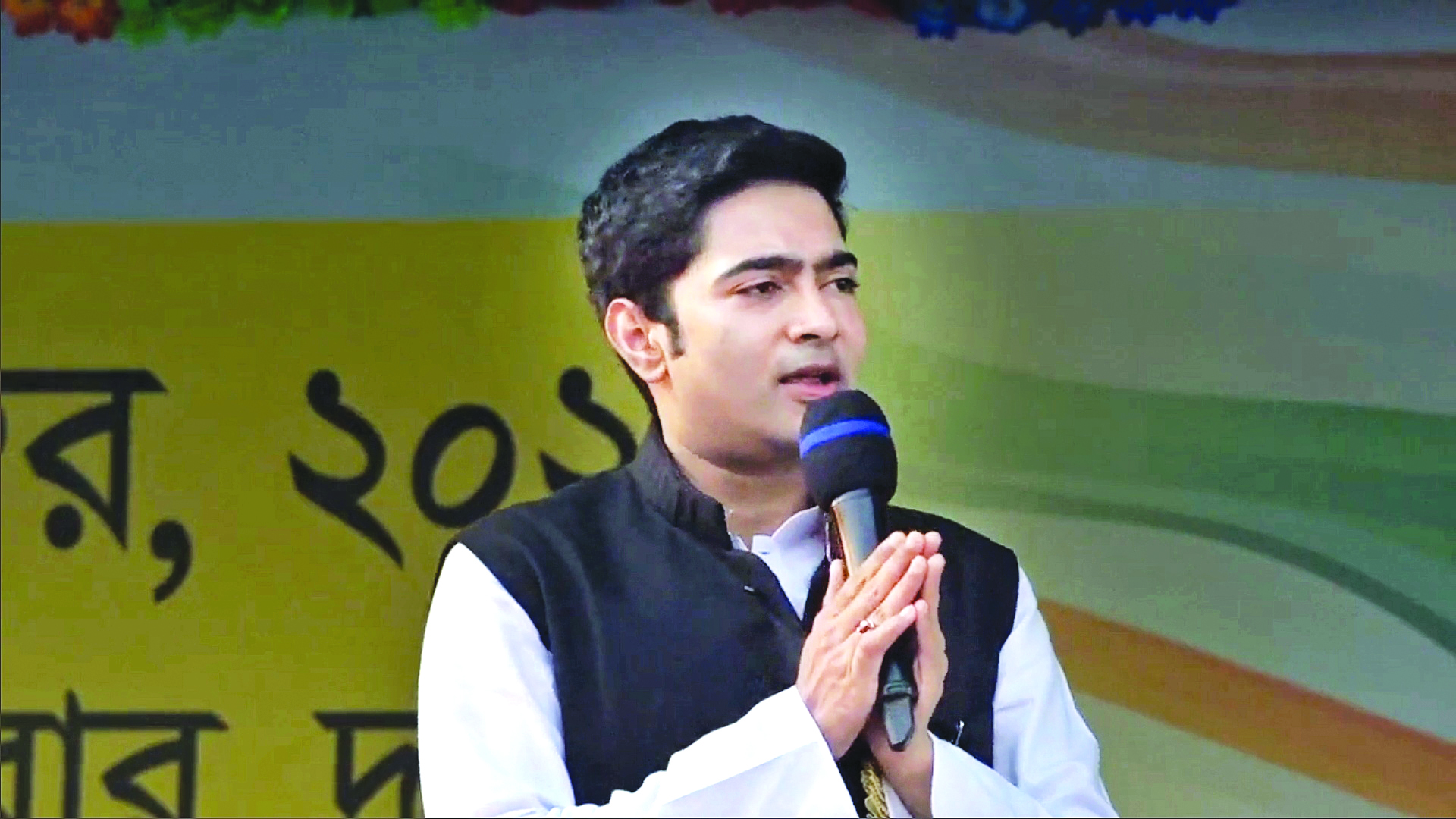 Abhishek demands resignation of Rly Min