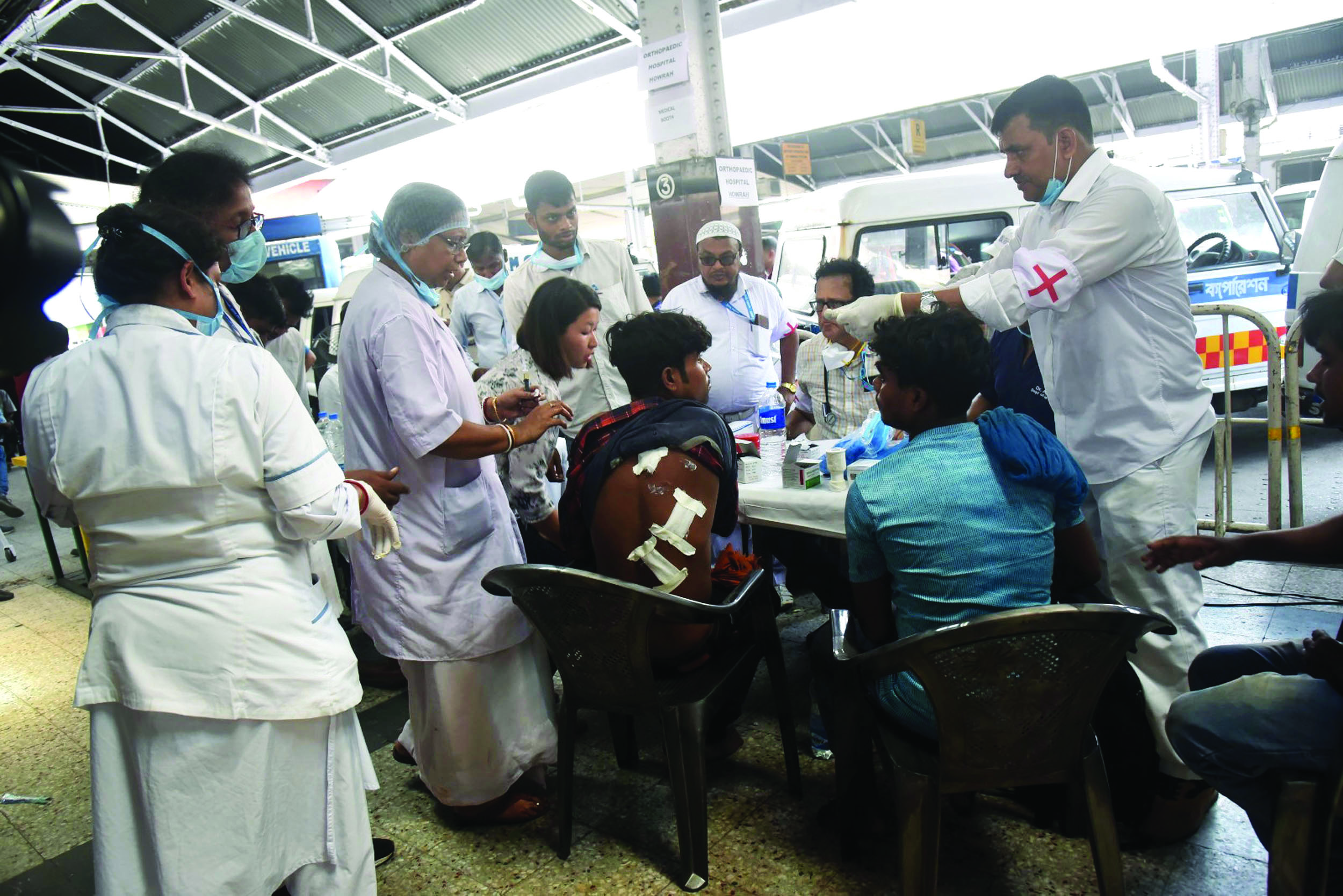 Medical team, transport arrangements made for affected passengers at Howrah Rly Station Medical team, transport arrangements made for affected passengers at Howrah Rly Station