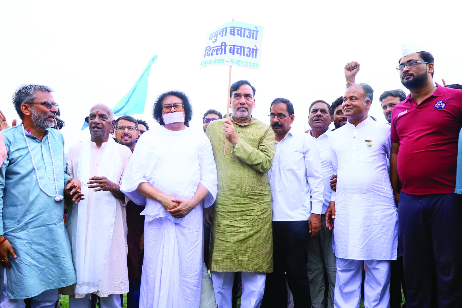 Delhiites form 22-km-long human chain, pledge to save River Yamuna Delhiites form 22-km-long human chain, pledge to save River Yamuna