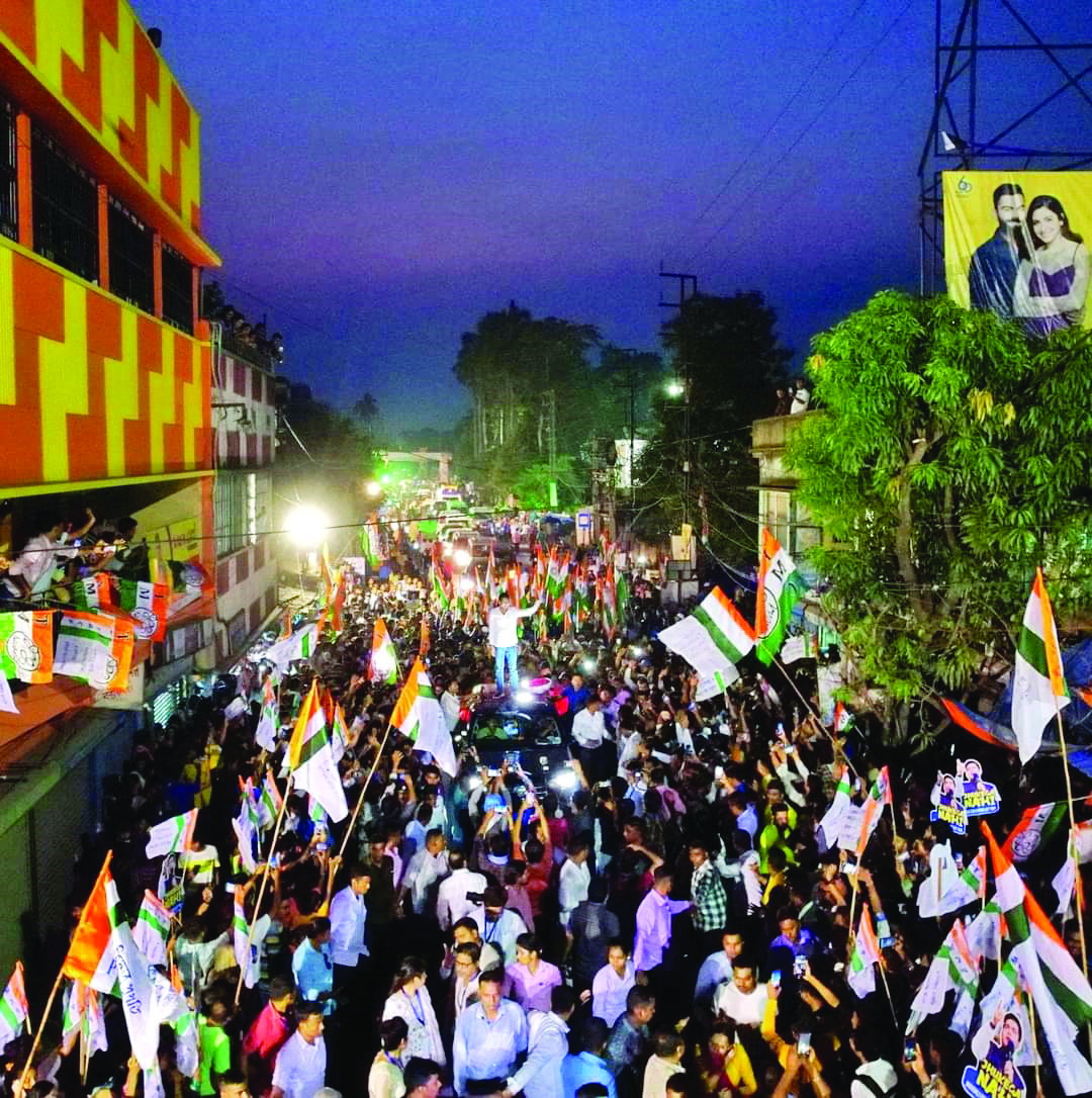 A sea of people greet Abhishek in Hooghly
