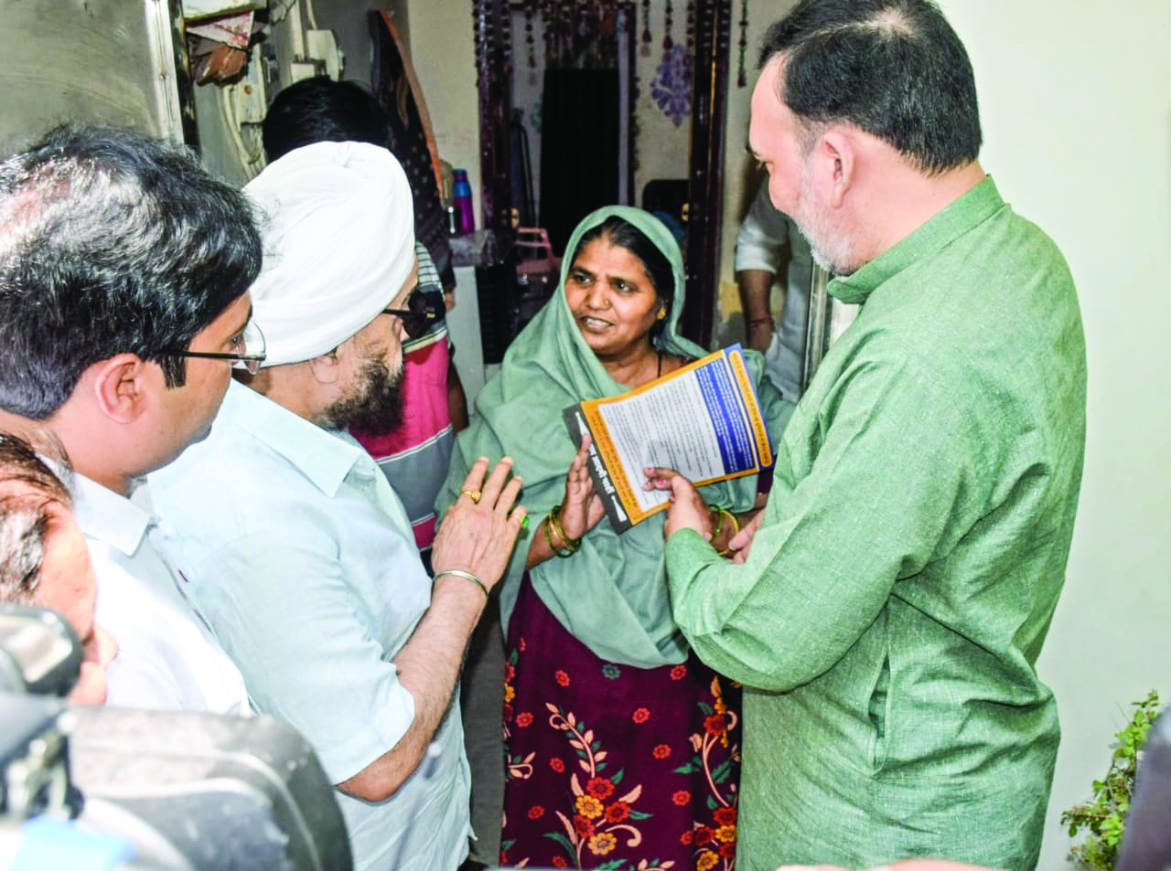 Centre’s ordinance: AAP starts door-to-door campaign in city