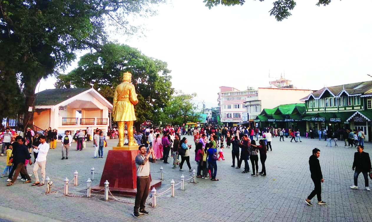 Tourists make a beeline for Darjeeling Tourists make a beeline for Darjeeling