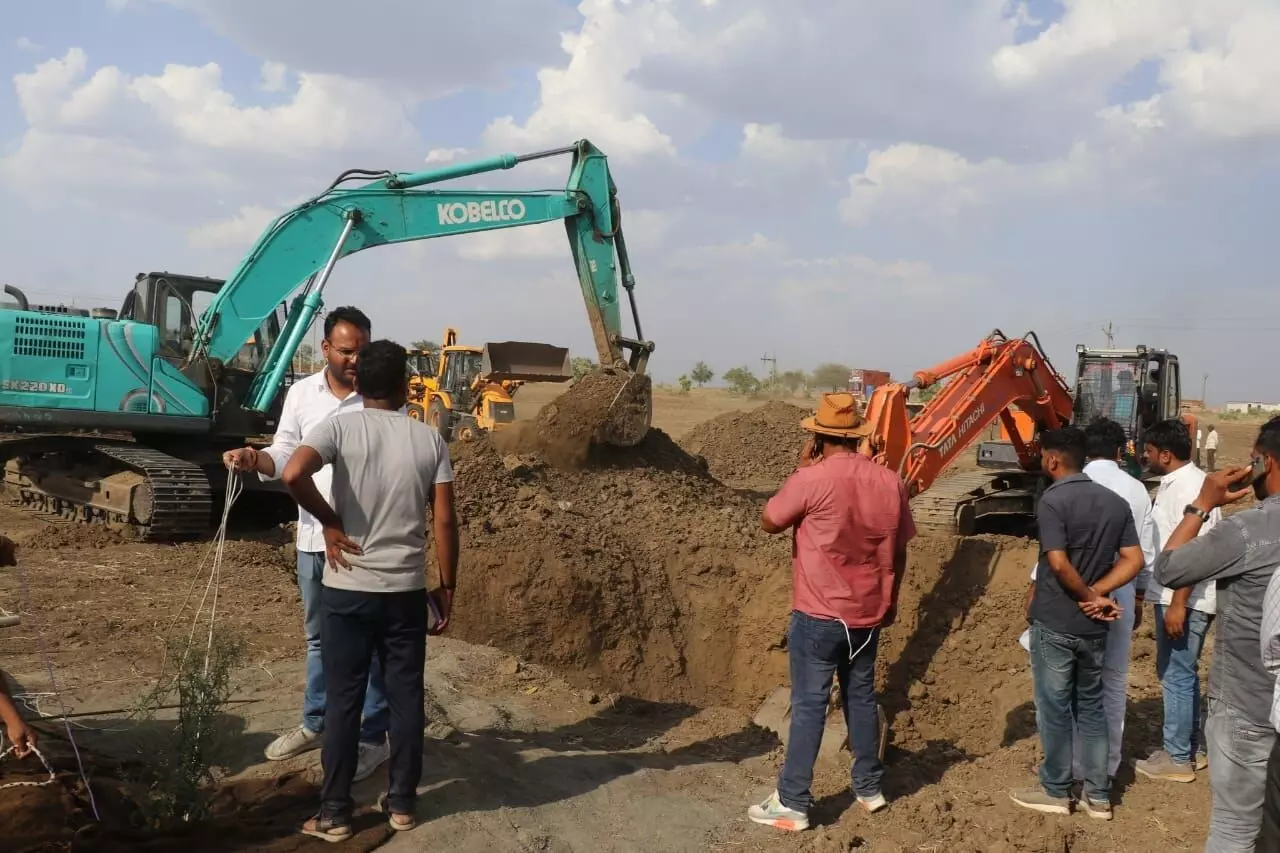 Rescue ops underway for 3rd day to save girl who fell into borewell in Madhya Pradesh