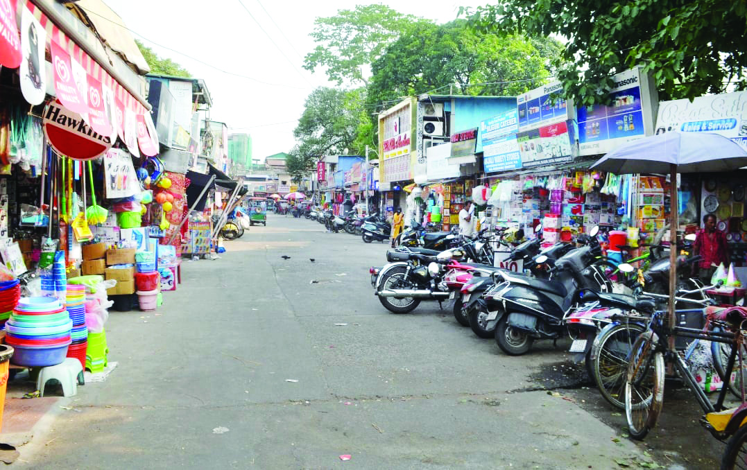 Siliguri: Heat takes toll on biz, markets wear deserted look Siliguri: Heat takes toll on biz, markets wear deserted look