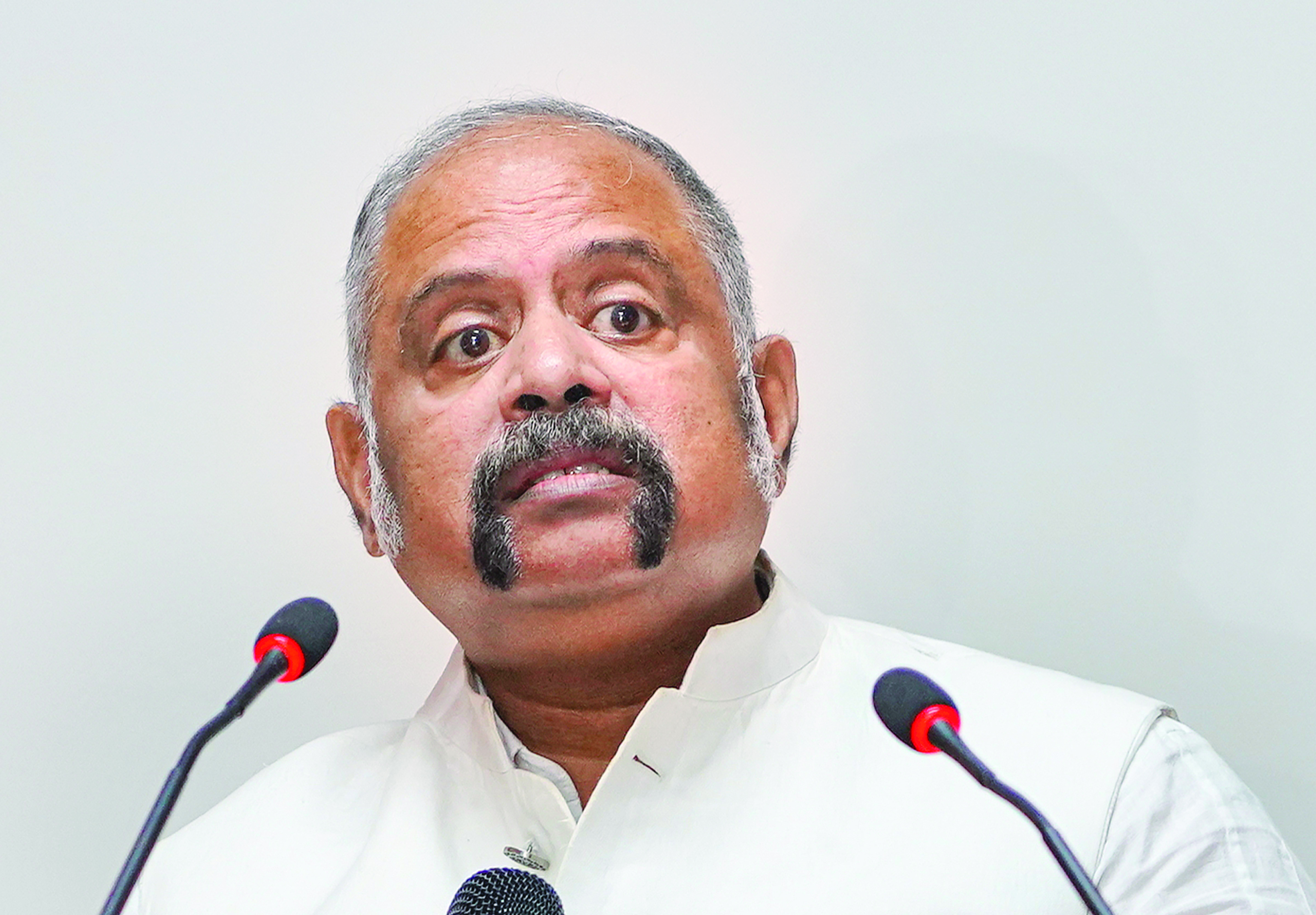 State Election Commissioner Rajiva Sinha calls on Governor