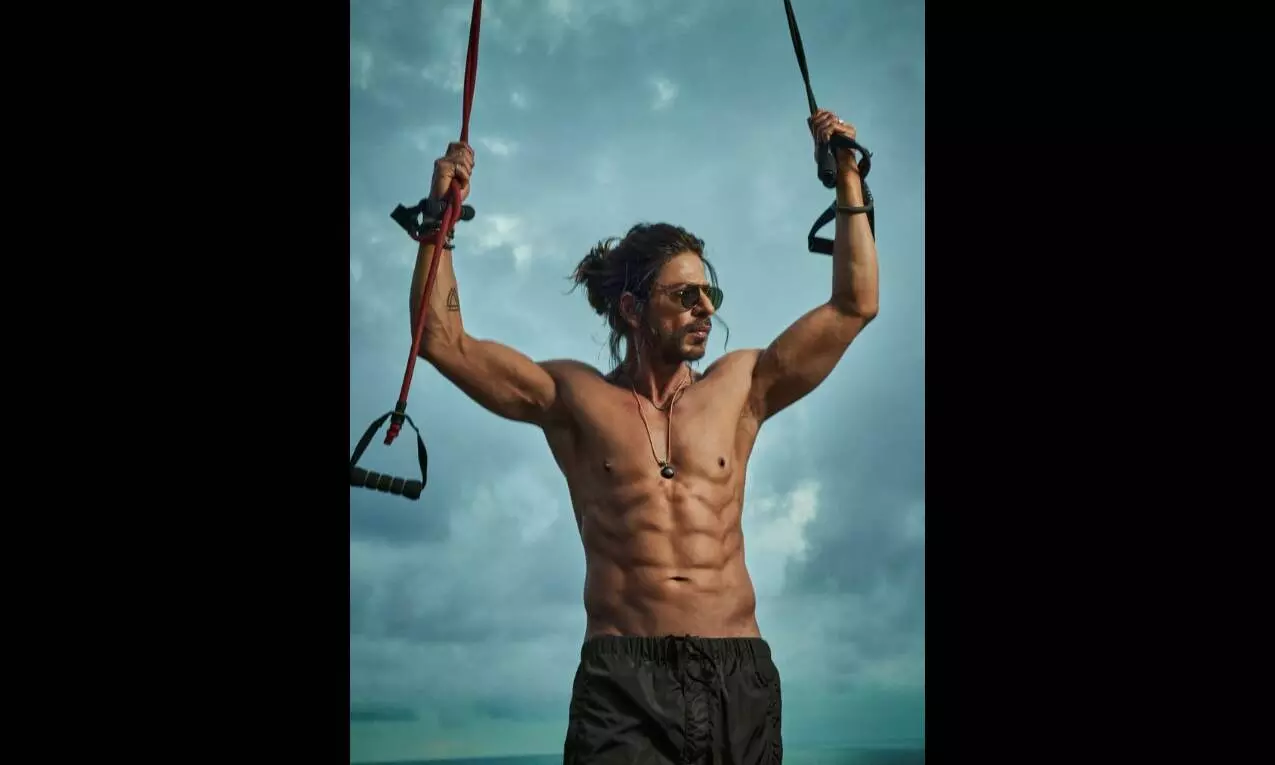 Fans celebrate SRK’S signature open arm-pose