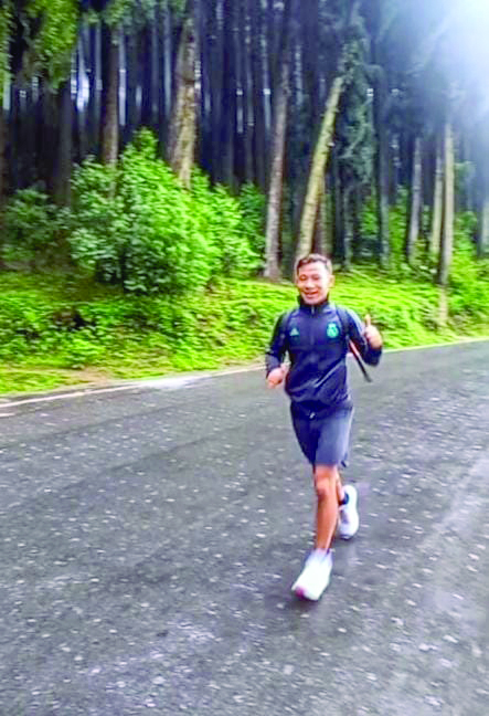 Man runs 21 km to file nomination with ‘green’ message