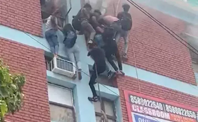 Fire breaks out at coaching institute in Delhis Mukherjee Nagar; none injured Fire breaks out at coaching institute in Delhis Mukherjee Nagar; none injured