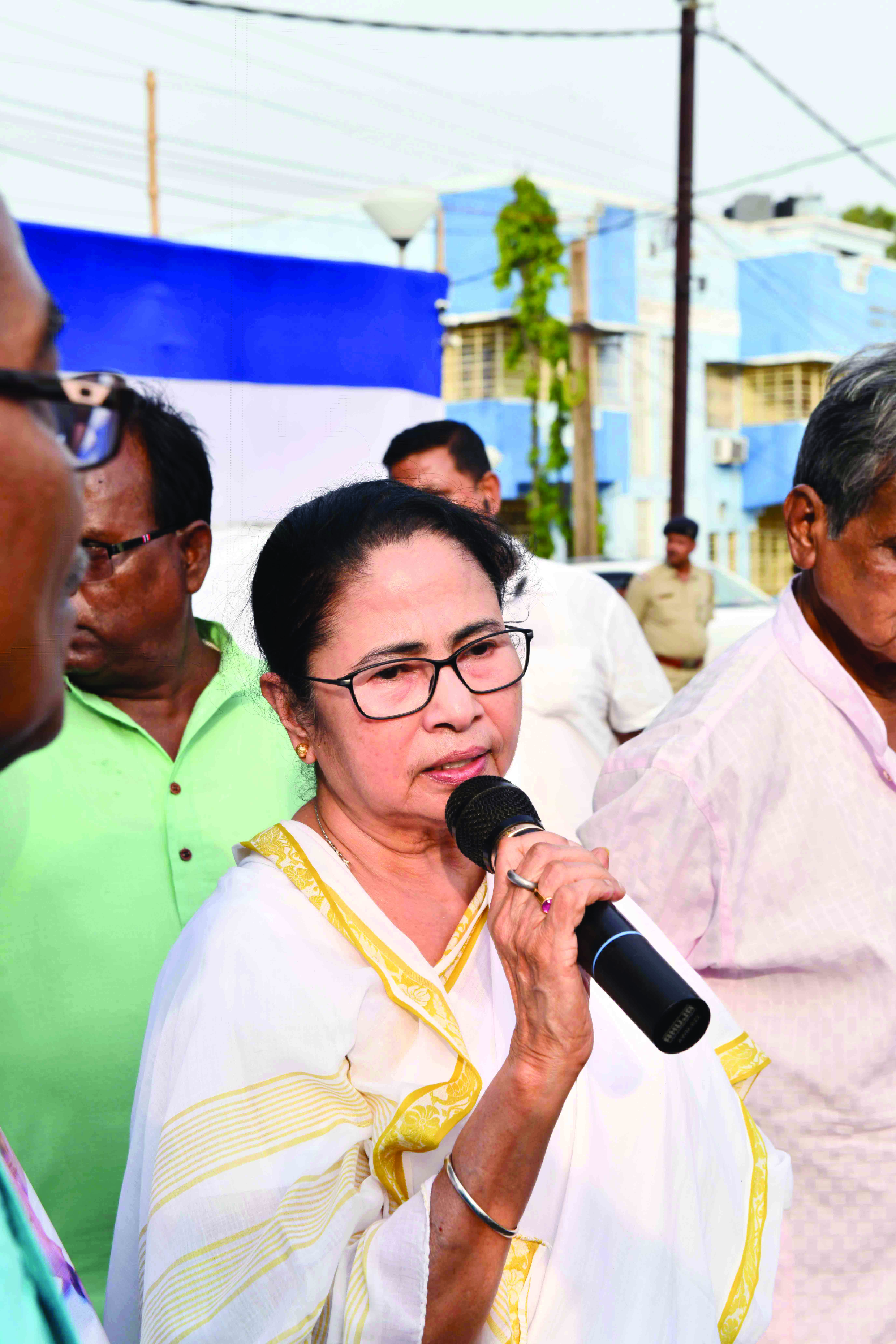 Mamata: Chopra, Islampur violence due to infighting btw 2 groups, TMC not involved Mamata: Chopra, Islampur violence due to infighting btw 2 groups, TMC not involved
