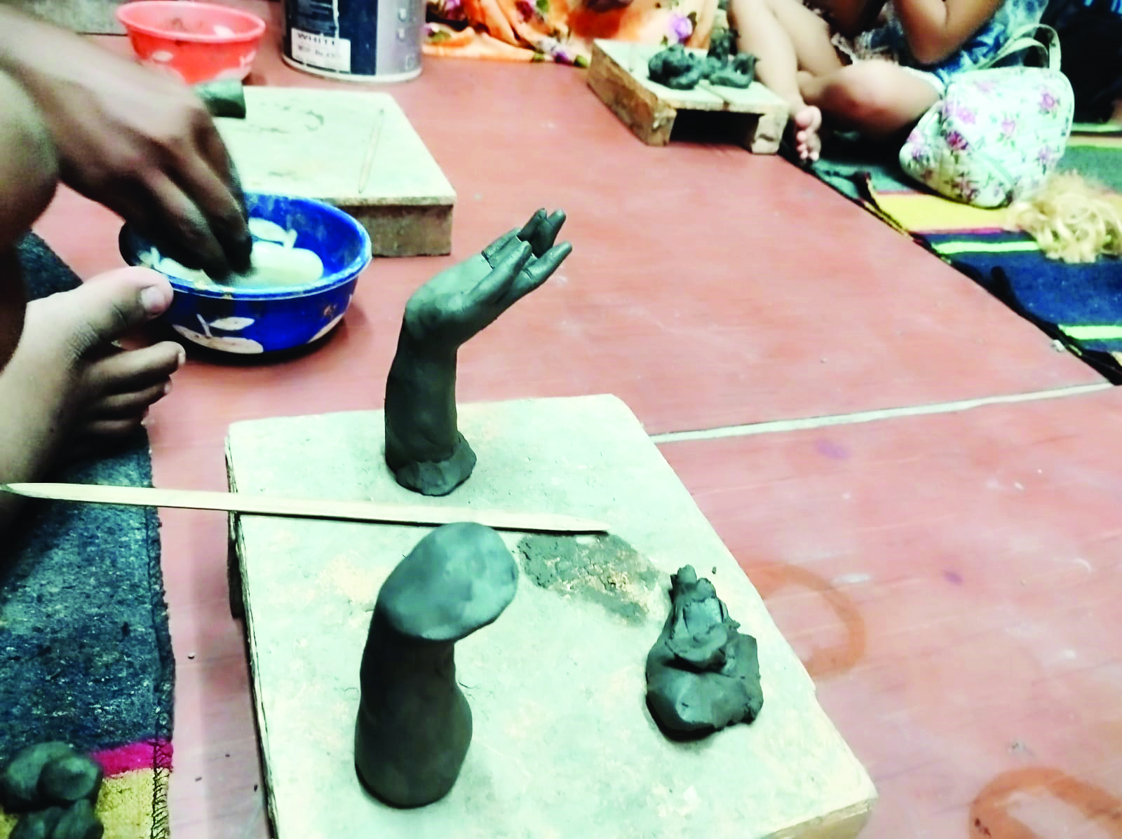 Female artisan from Kumartuli inspires future idol makers Female artisan from Kumartuli inspires future idol makers