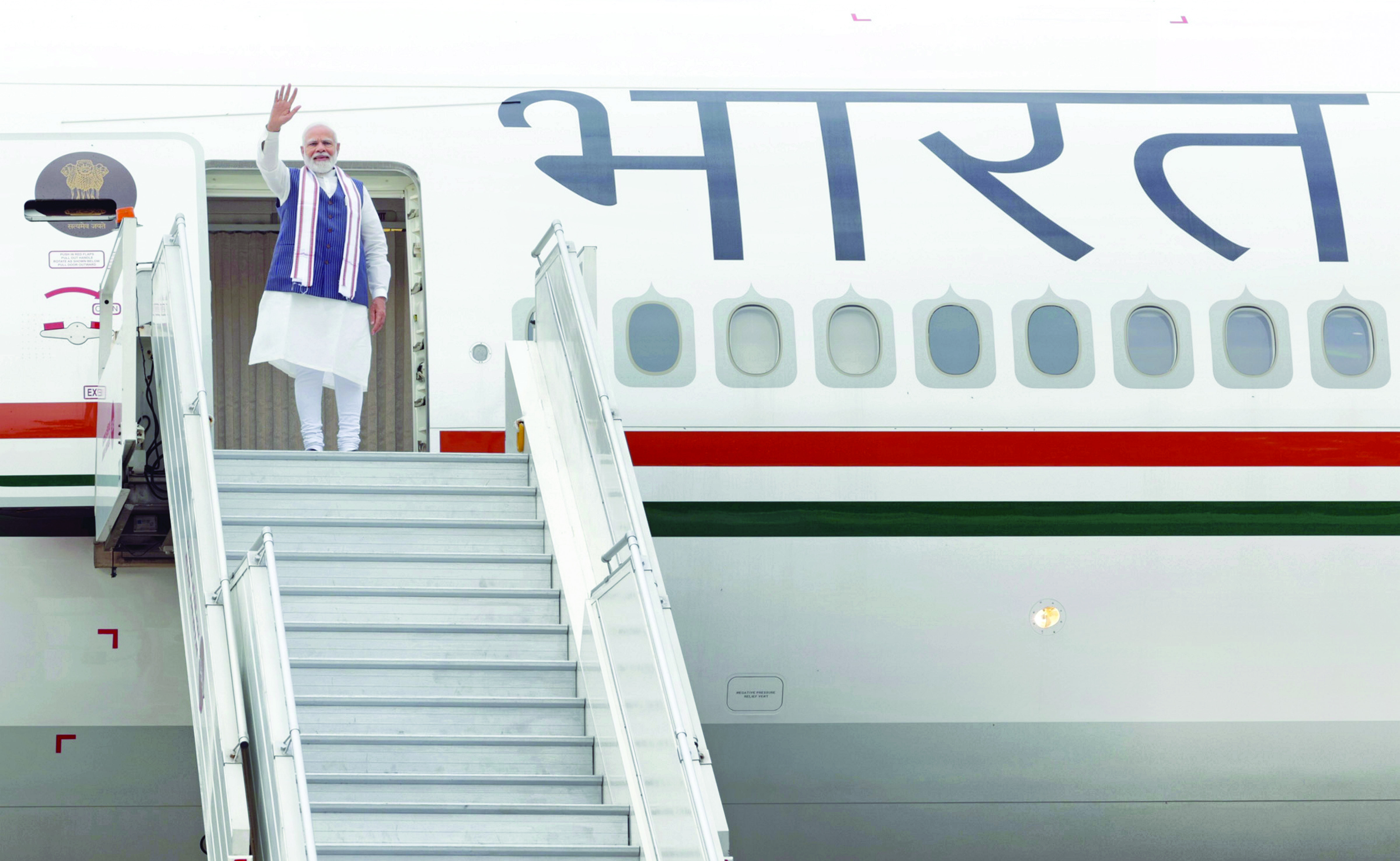 PM Modi arrives in US on landmark state visit, meets Indian diaspora PM Modi arrives in US on landmark state visit, meets Indian diaspora