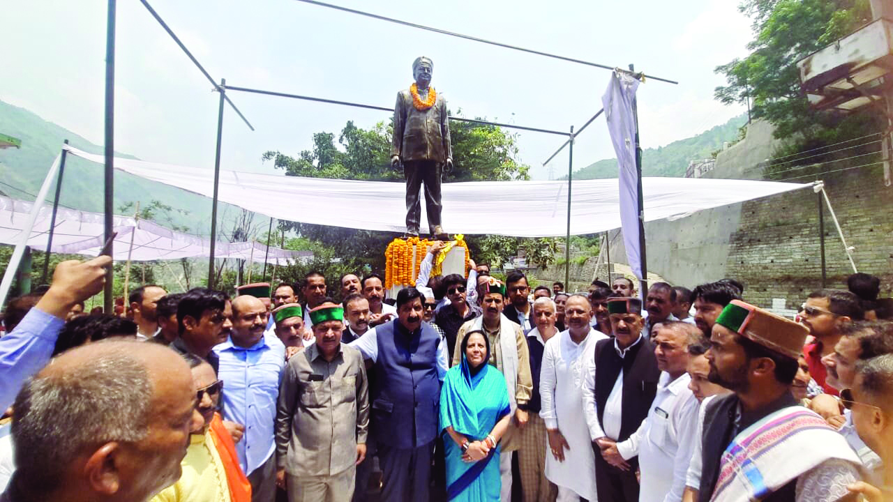 Late Himachal CM Virbhadra Singh’s statue unveiled at Sainj
