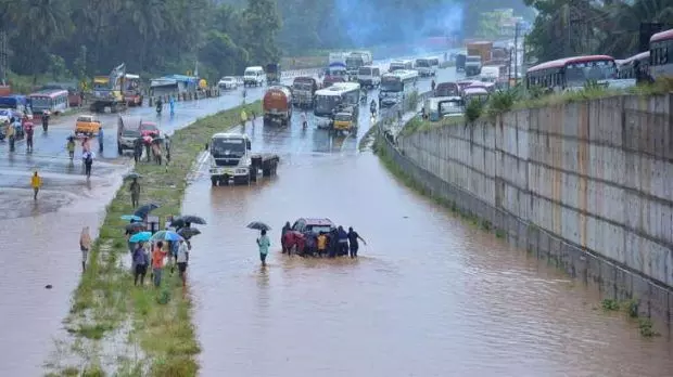 Monsoon covers Delhi, Mumbai together