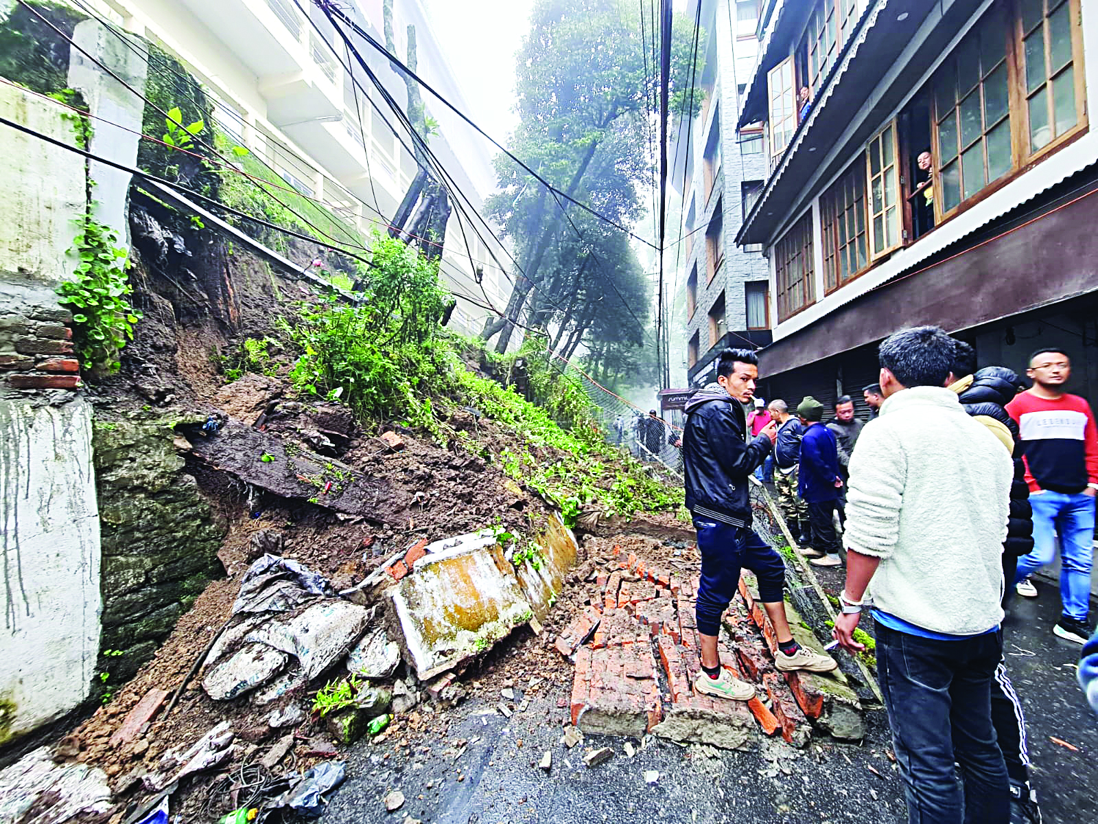 1 person injured in landslide in Darjeeling 1 person injured in landslide in Darjeeling