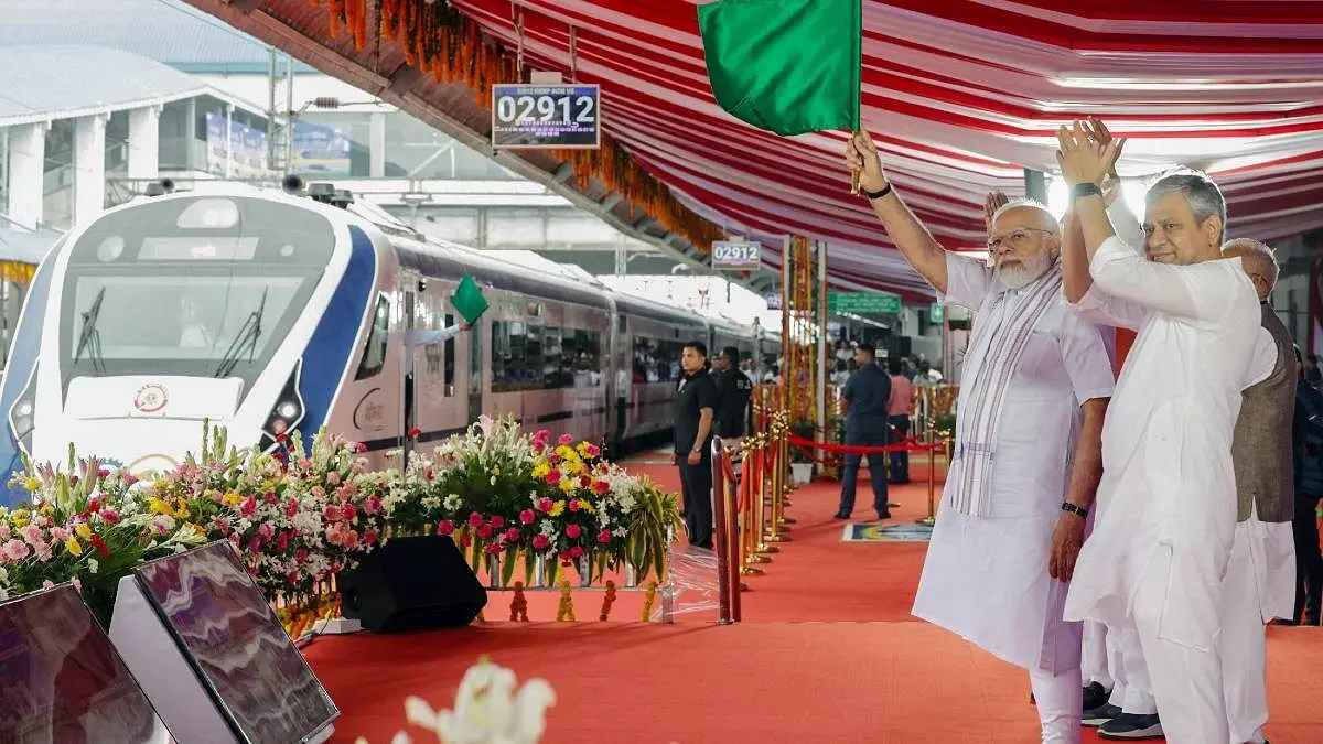 PM Modi flagged off 5 new Vande Bharat Express in Bhopal PM Modi flagged off 5 new Vande Bharat Express in Bhopal