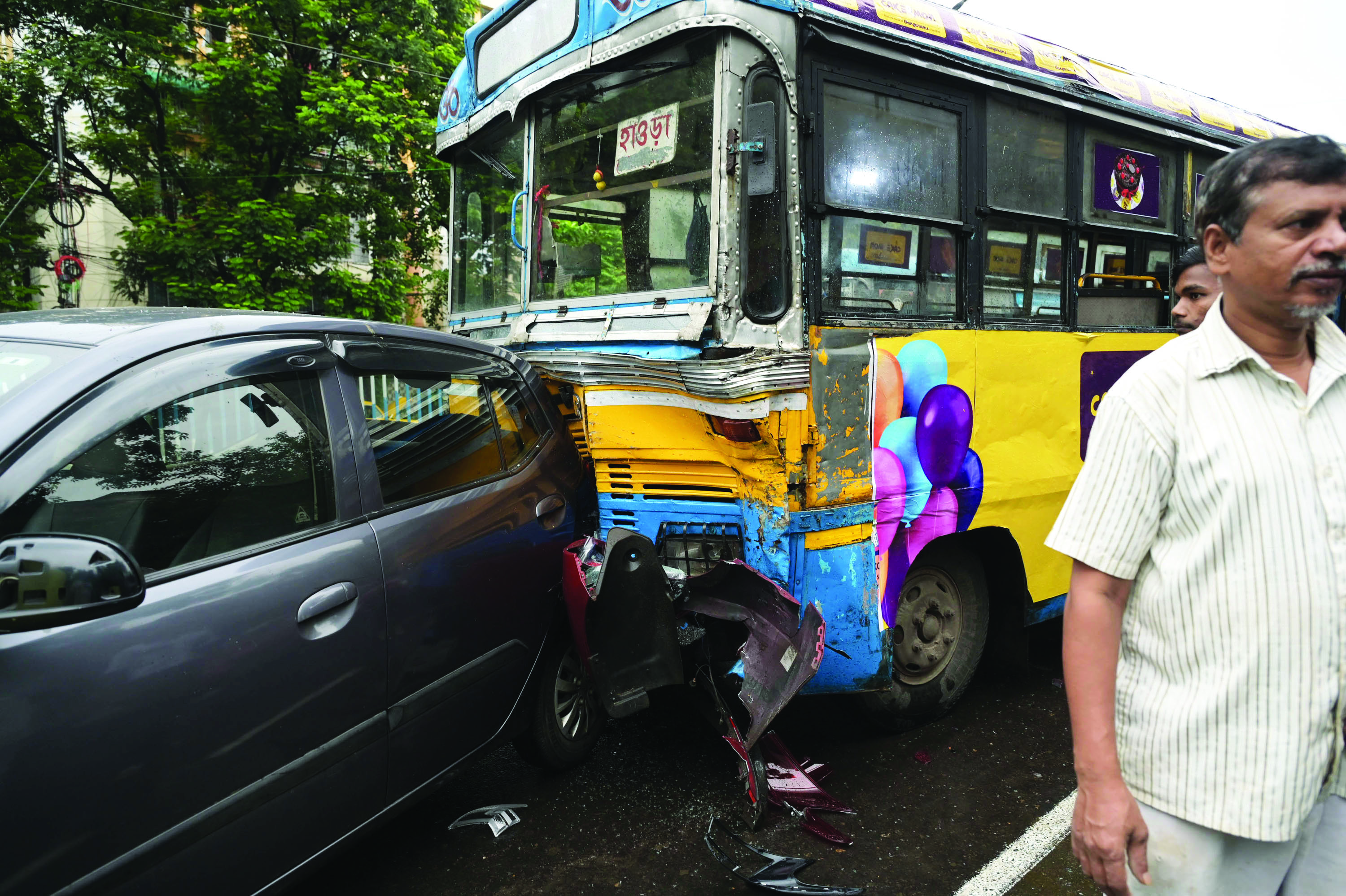 Major accident at Tollygunge after 9 vehicles, including bus, collide Major accident at Tollygunge after 9 vehicles, including bus, collide