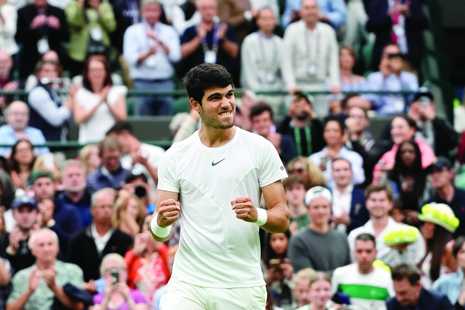 Carlos Alcaraz starts his Wimbledon campaingn  with straight-set win