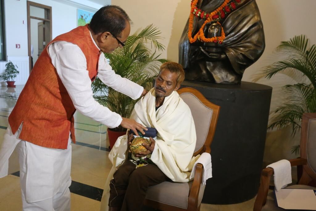 MP CM Shivraj Singh Chouhan apologizes to urination incident victim after washing his feet