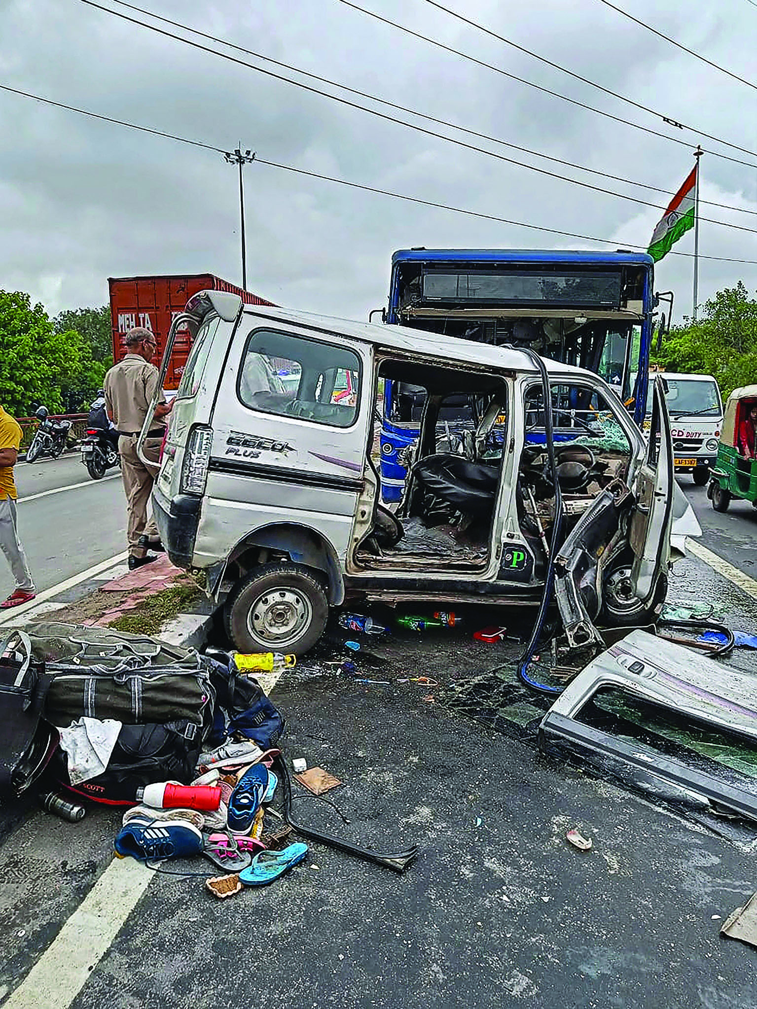 3 dead, 8 injured in van-bus collision 3 dead, 8 injured in van-bus collision
