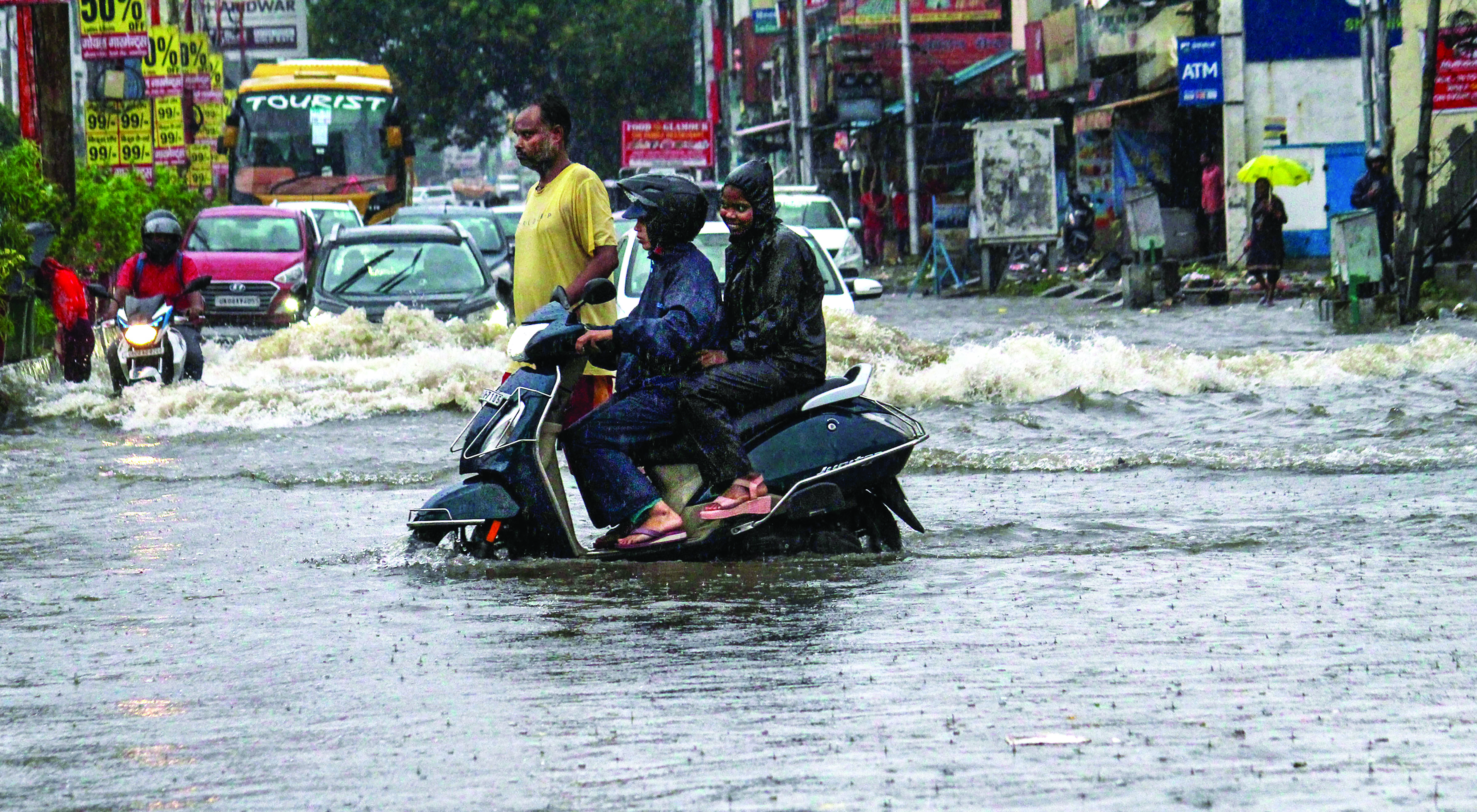 Heavy rains lash parts of country Heavy rains lash parts of country