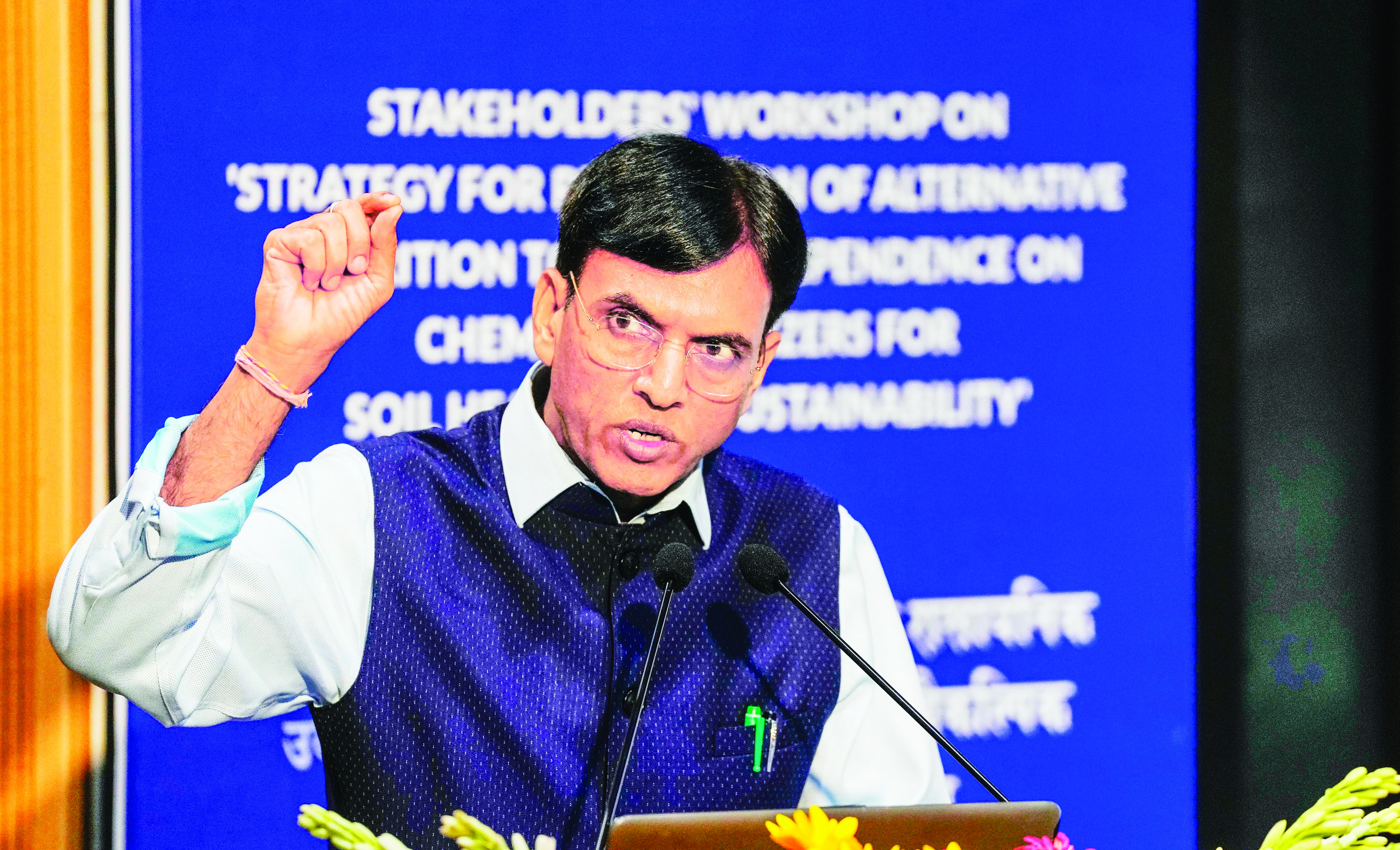 Mansukh Mandaviya stresses on reduction in chemical fertilisers