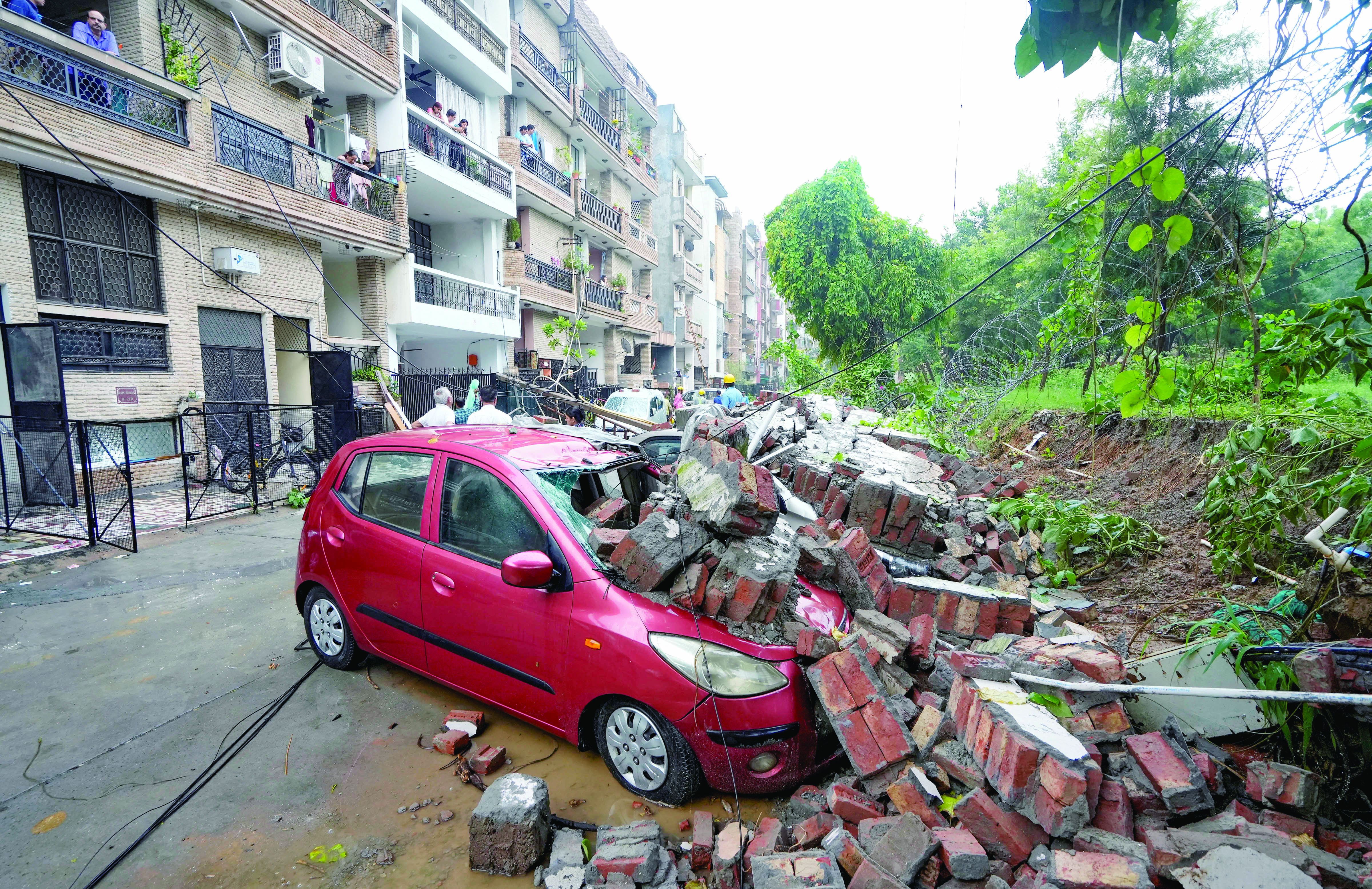 Wall of Deshbandhu College collapses