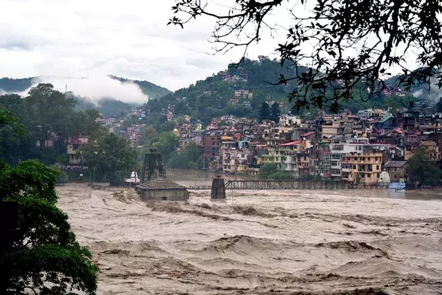 Monsoon in Himachal: 20 people stranded in Manali rescued Monsoon in Himachal: 20 people stranded in Manali rescued