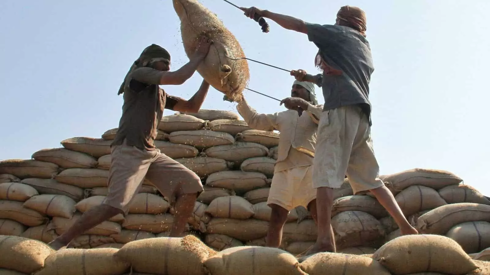 Govt mulls tweaking OMSS norms as buyers show no interest Govt mulls tweaking OMSS norms as buyers show no interest