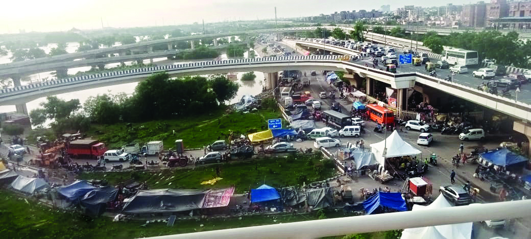 Residents cry ‘apathy’, as hundreds of families struggle for basic amenities near Yamuna Bank Metro Station Residents cry ‘apathy’, as hundreds of families struggle for basic amenities near Yamuna Bank Metro Station