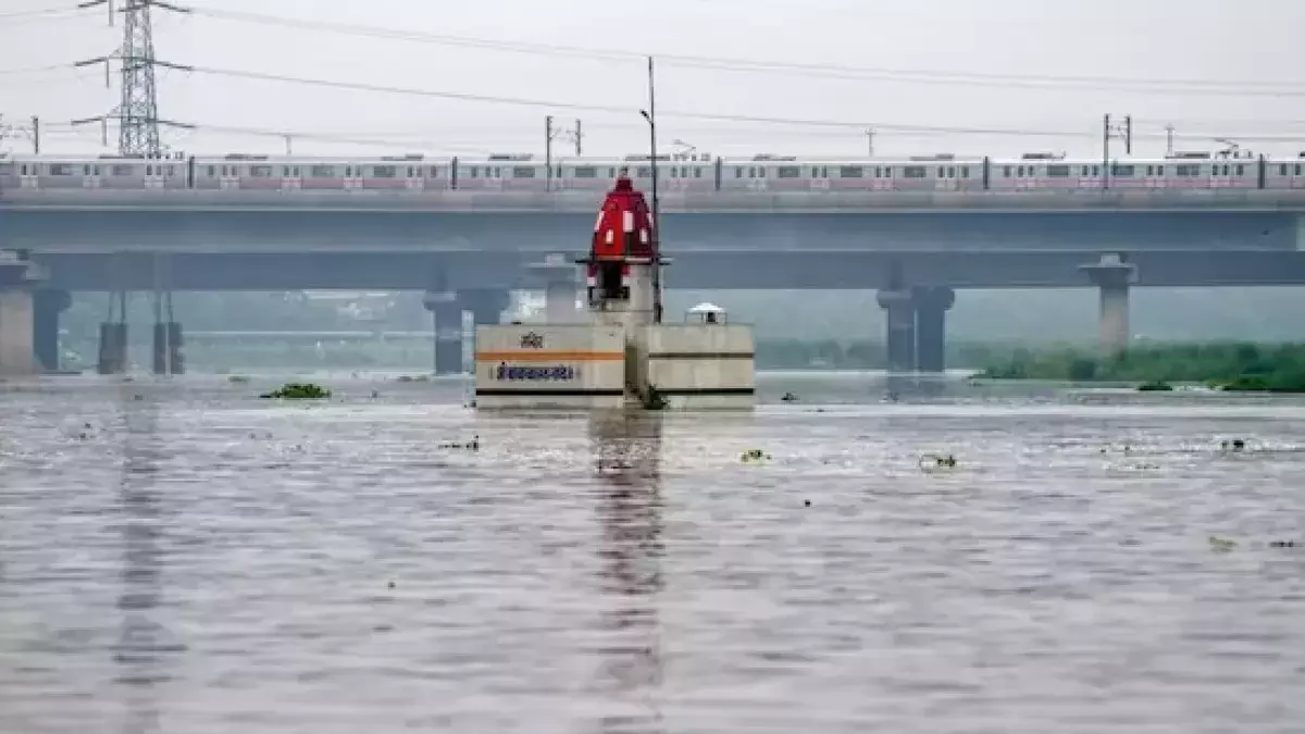 Raging Yamuna flowing at record level; leaves Delhi streets flooded Raging Yamuna flowing at record level; leaves Delhi streets flooded