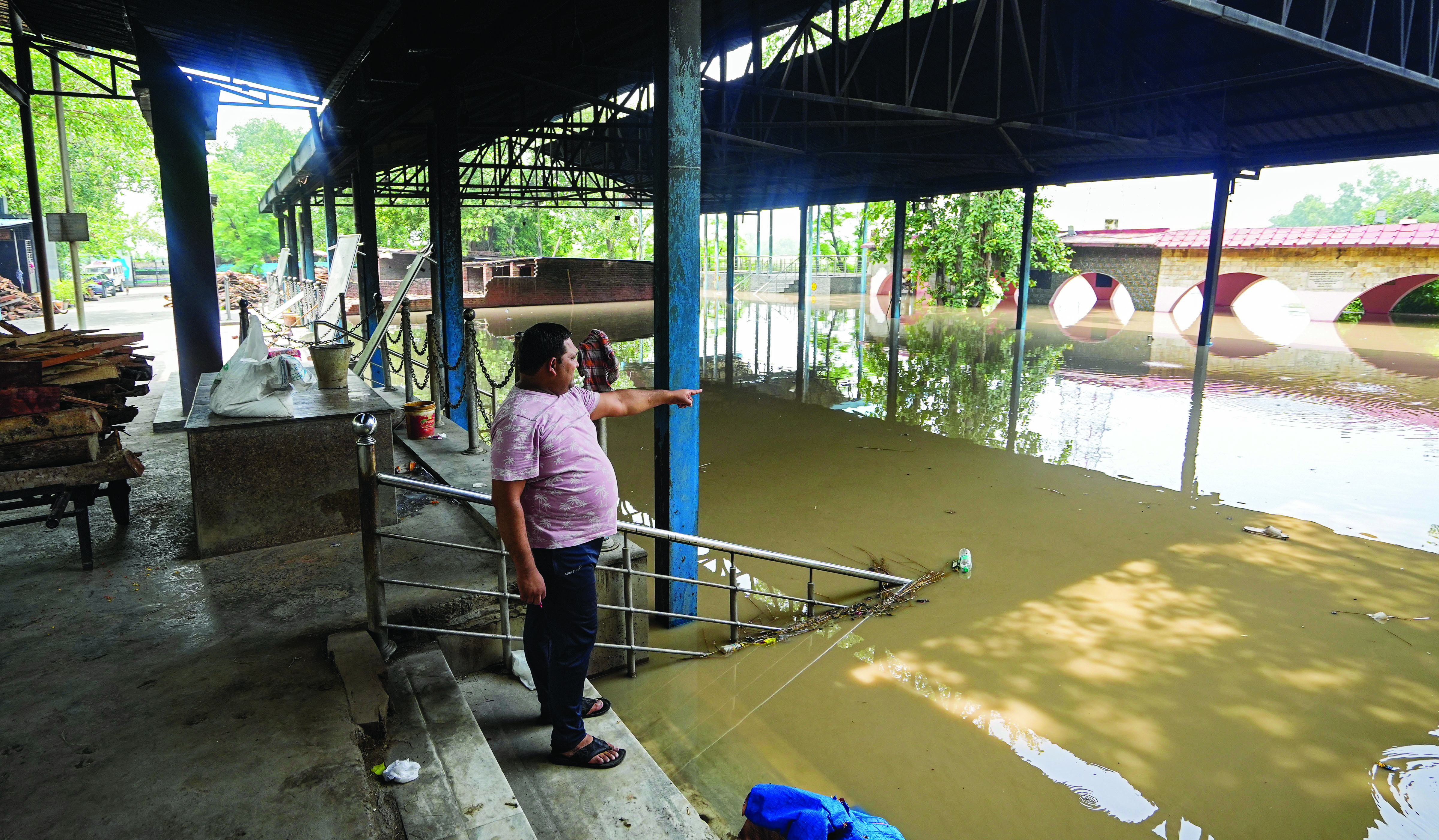 Woes unabated: Deluge interrupts life and last rites Woes unabated: Deluge interrupts life and last rites