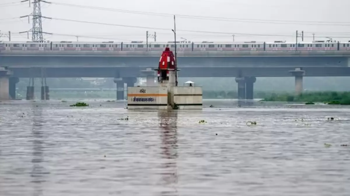 Delhi: Swollen Yamuna recedes slowly, concerns remain as more rain is predicted Delhi: Swollen Yamuna recedes slowly, concerns remain as more rain is predicted
